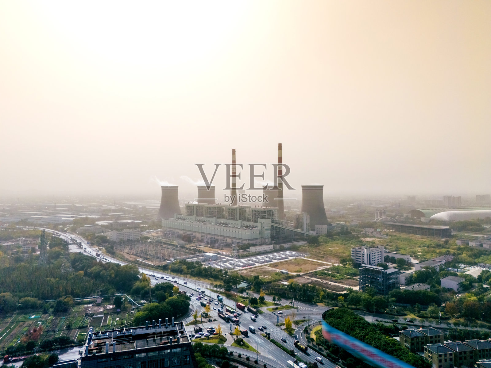 烟雾笼罩下的发电厂和储能设施。照片摄影图片