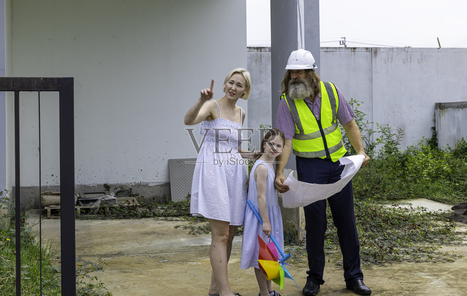 温馨的家庭和房屋建造照片摄影图片