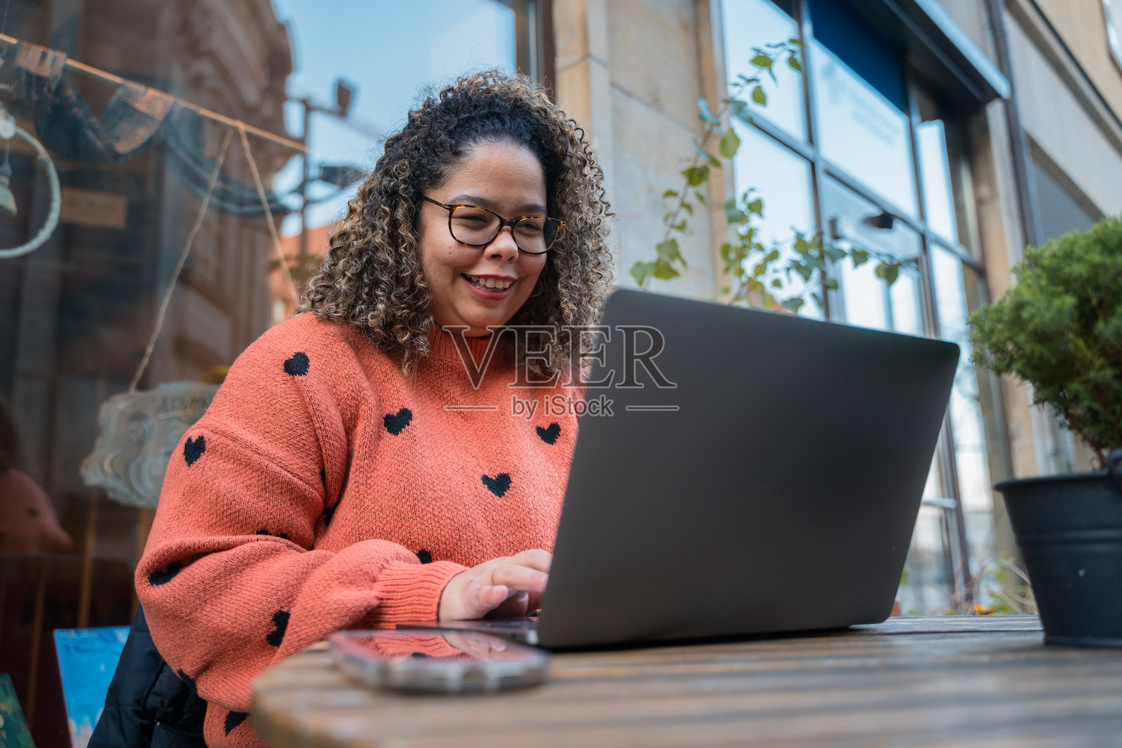 一位巴西女性在户外咖啡馆用笔记本电脑工作照片摄影图片