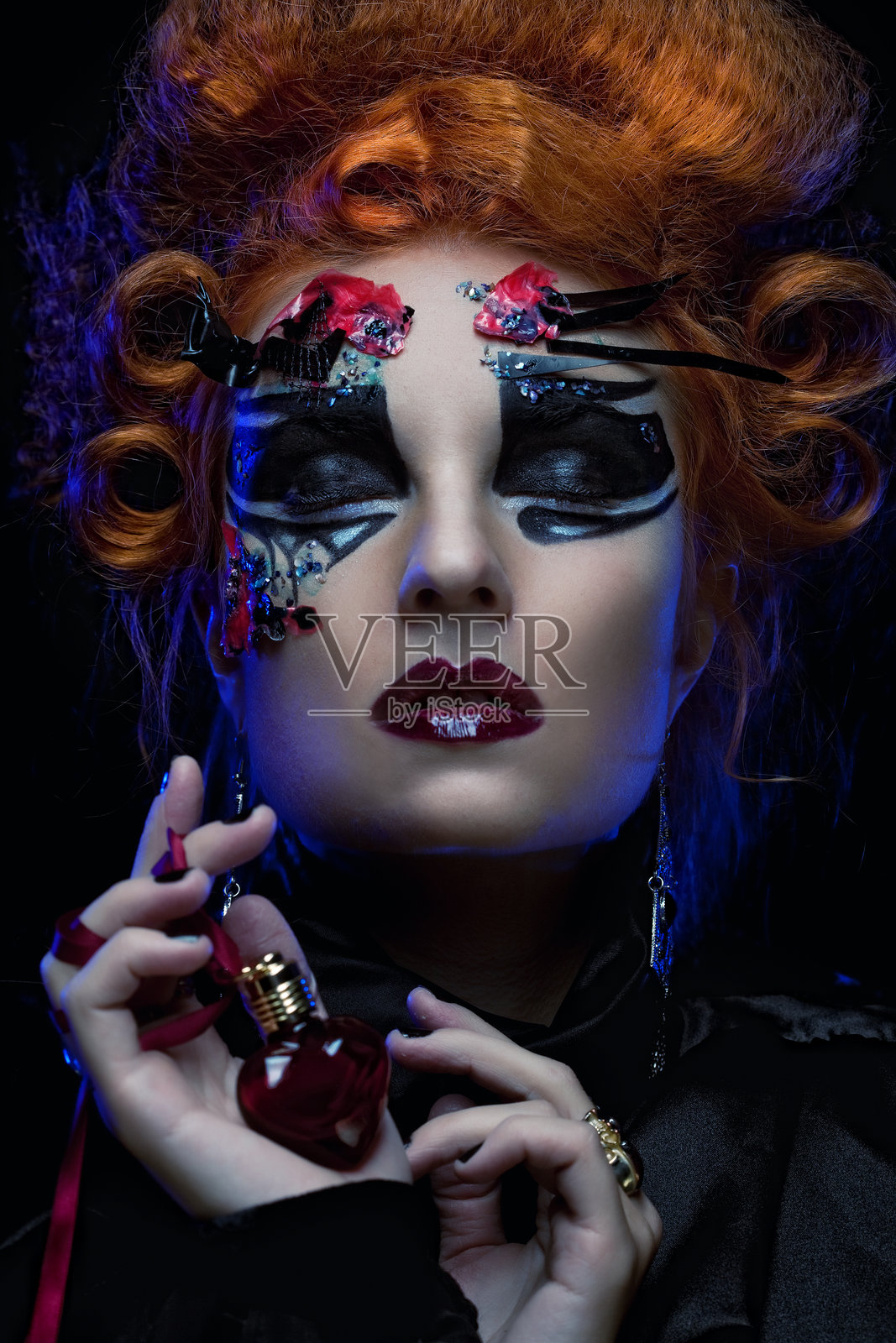 哥特女巫。黑暗女性。万圣节图片。照片摄影图片