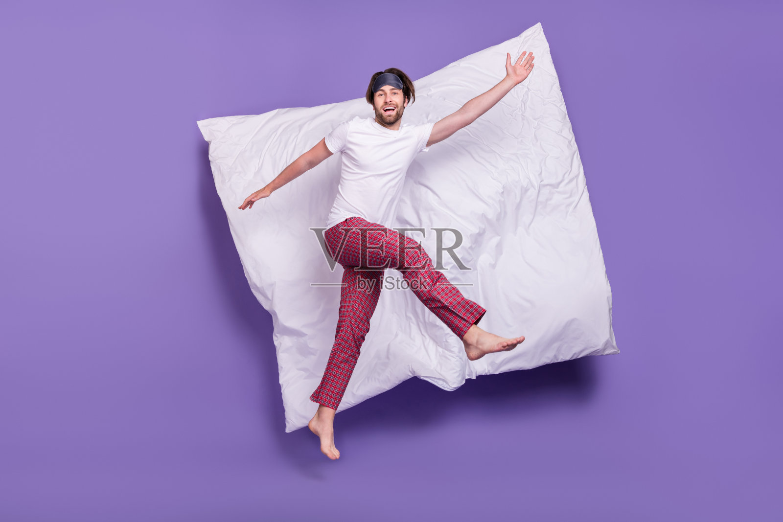 不满意、捂着鼻子、闭着眼睛、心情糟糕的年轻人的照片，孤立在紫色背景上照片摄影图片