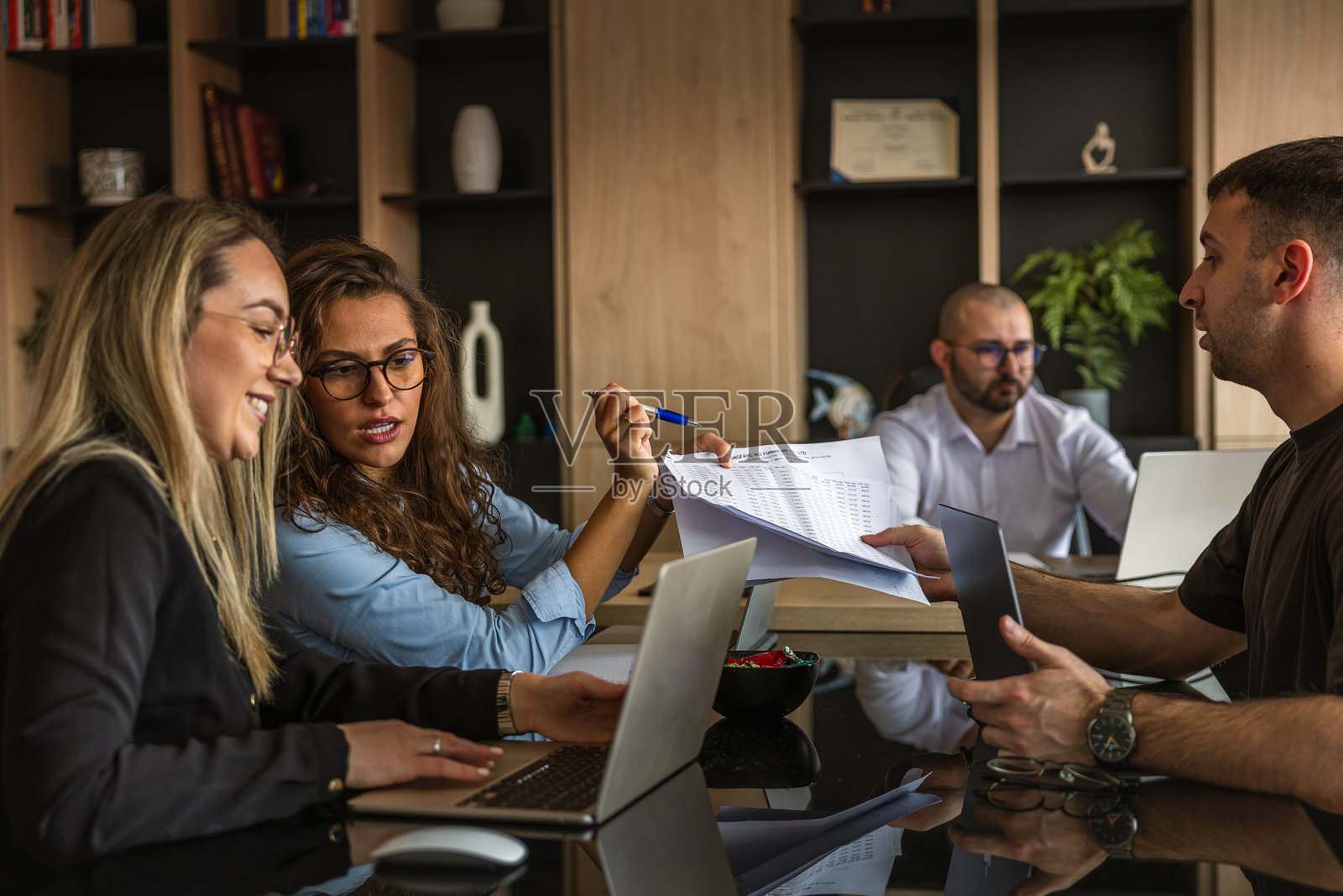 团队分析会议与财务数据审查照片摄影图片