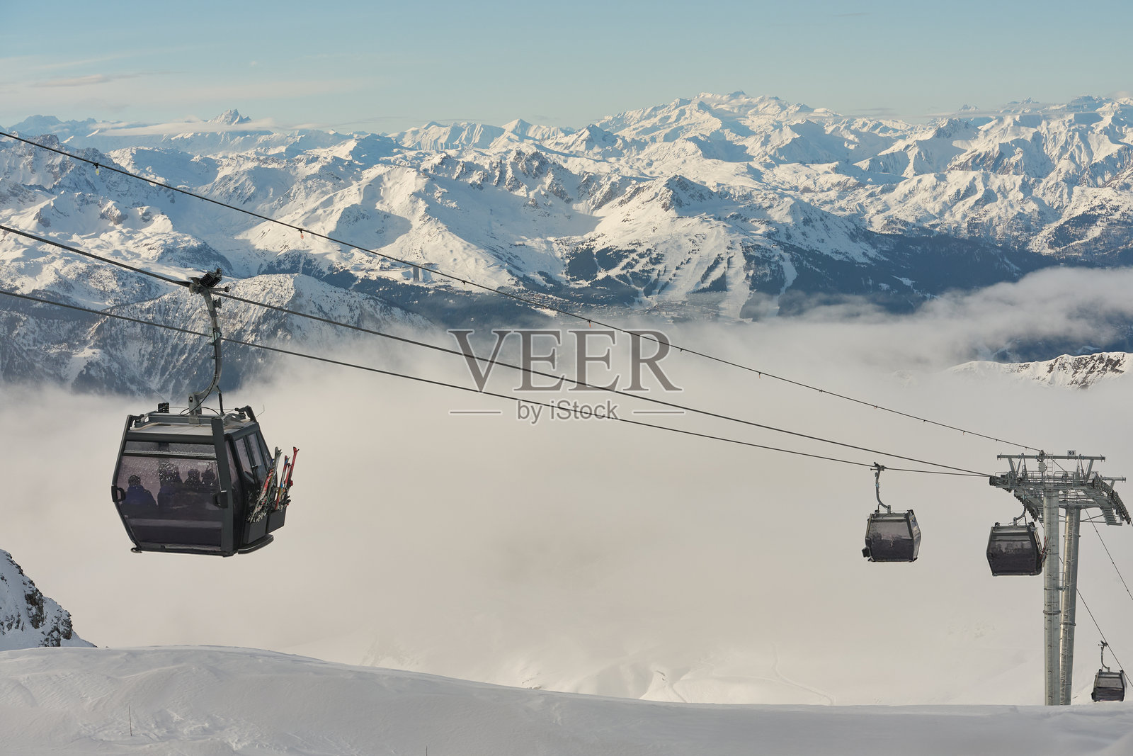 缆车在雪山的云端之上照片摄影图片