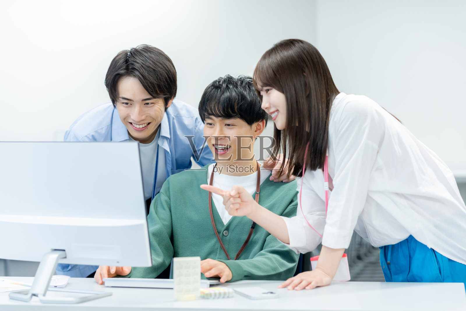 办公室里的商务人士照片摄影图片