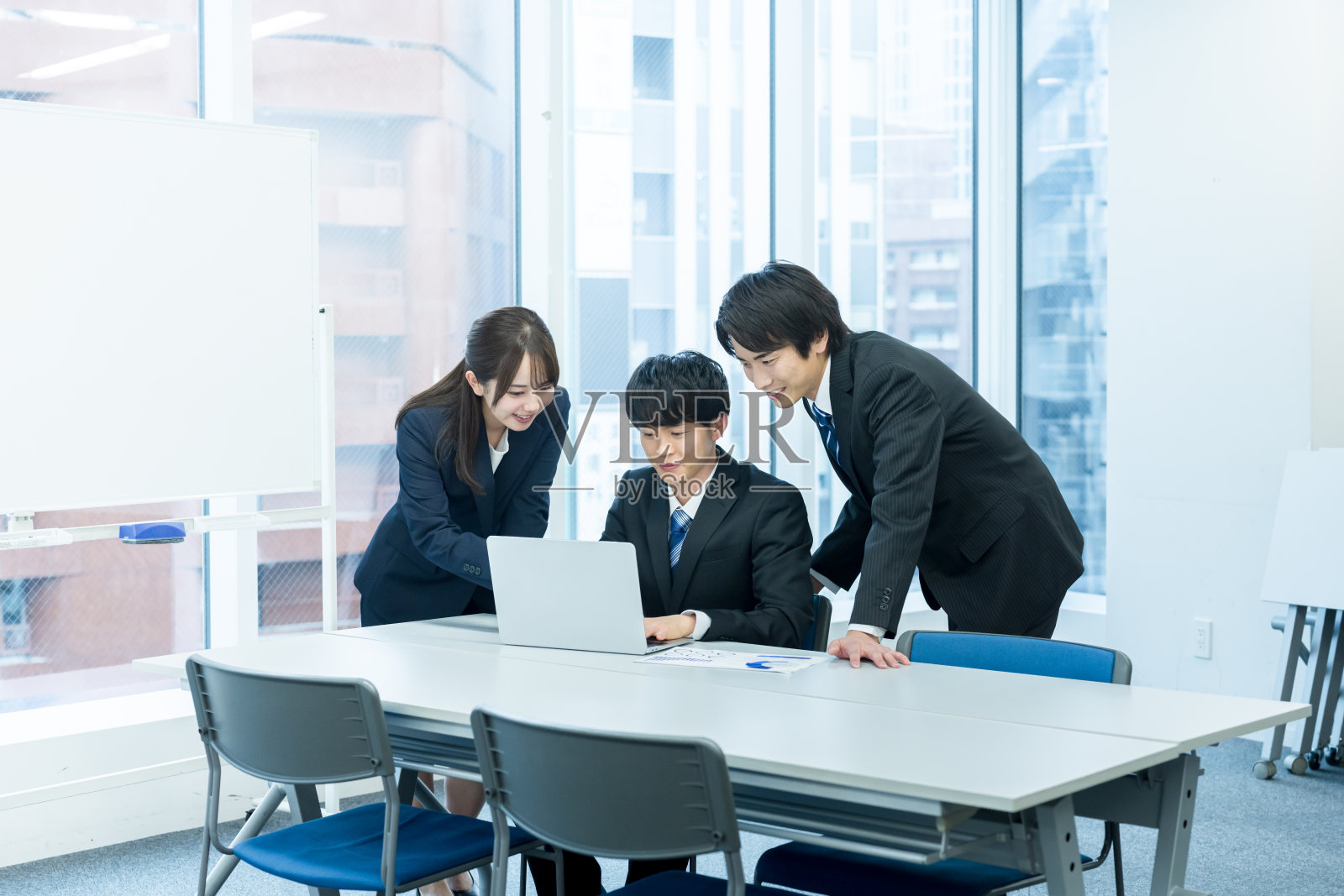 年轻的商人们正在开会照片摄影图片