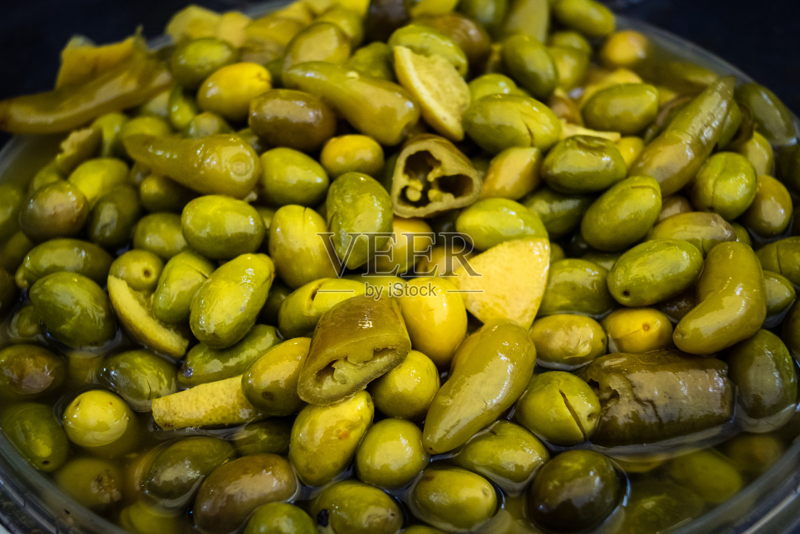 市场摊位上新鲜的橄榄照片摄影图片