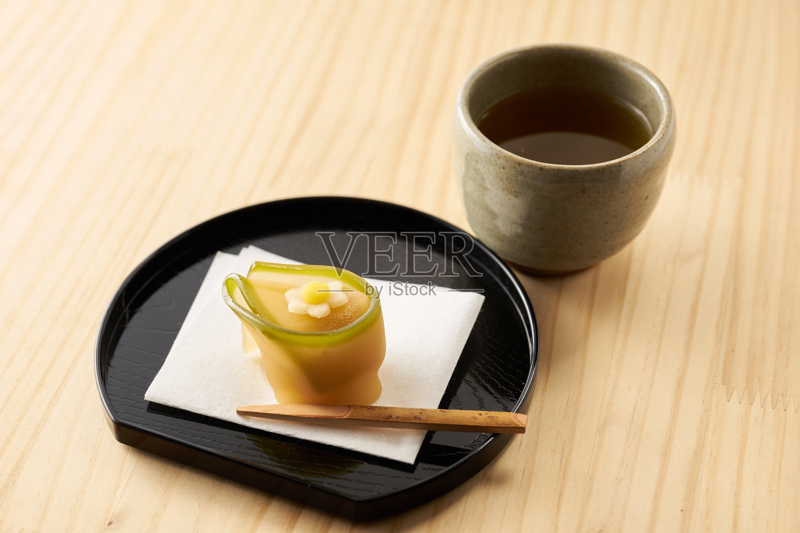 练り切り：由甜豆沙制成的传统日式和菓子。照片摄影图片