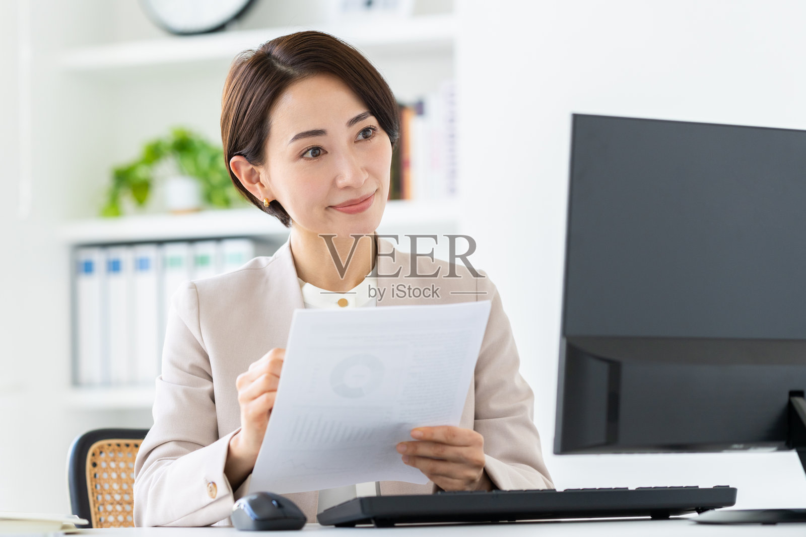 中年女商人正在办公室工作照片摄影图片