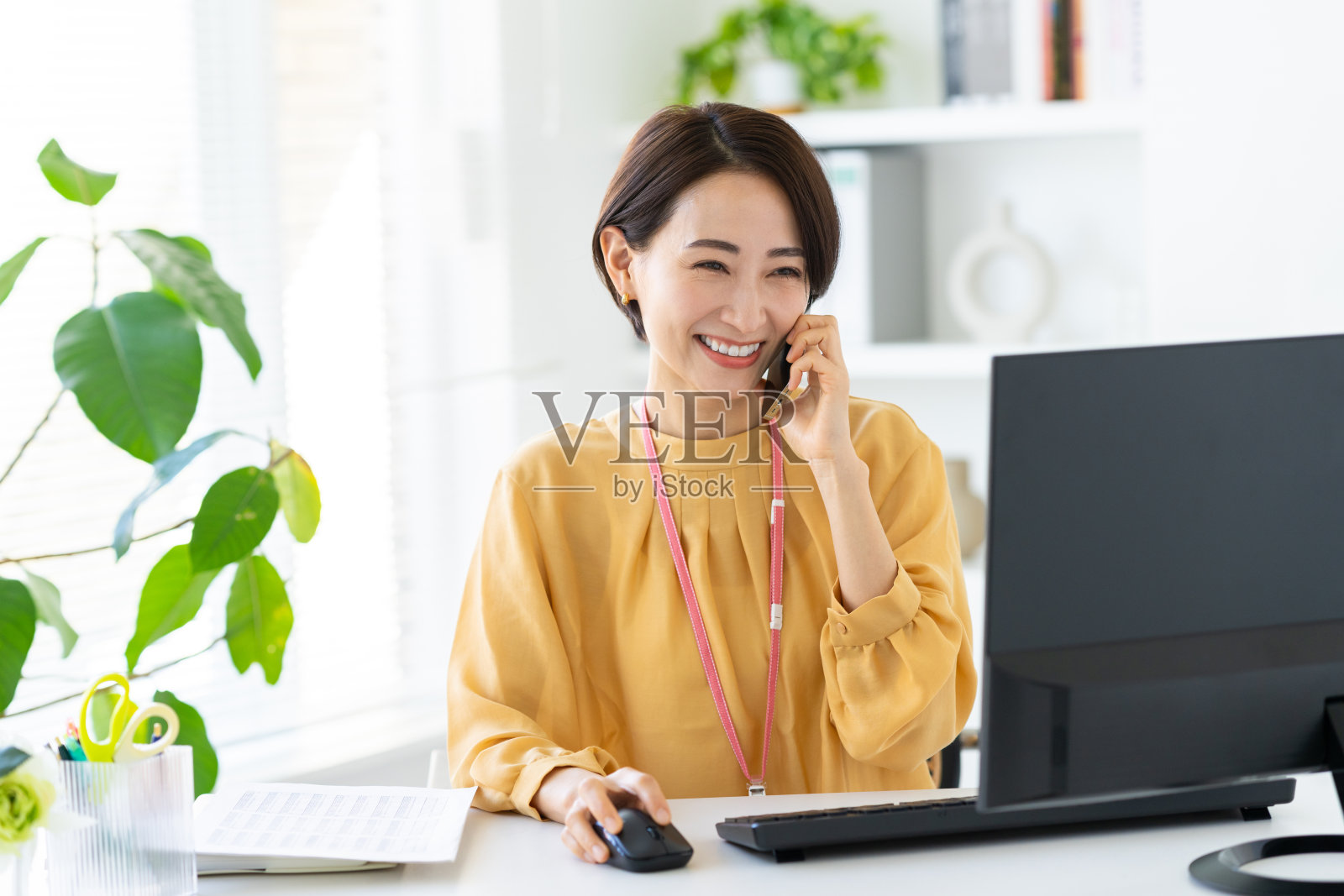 中年设计师在办公室工作照片摄影图片