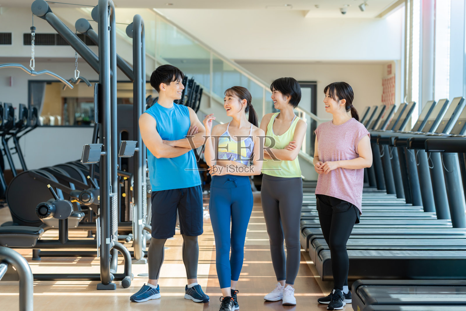 男士和女士在健身房训练照片摄影图片