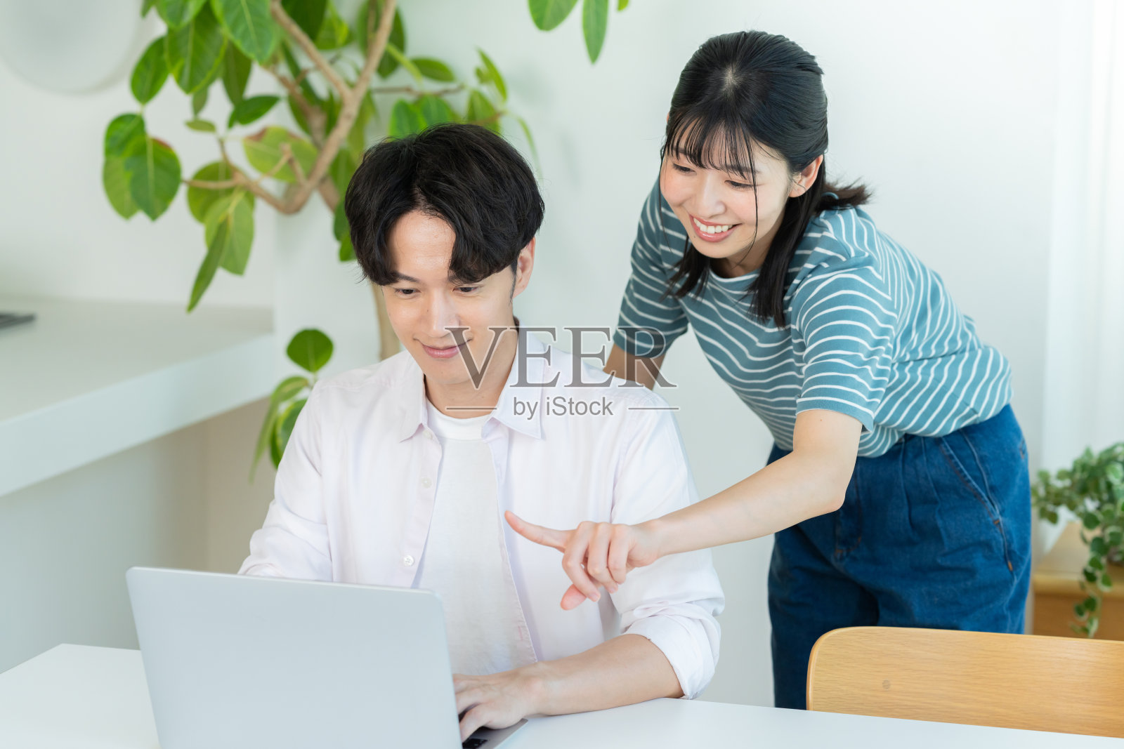 情侣在客厅里看电脑照片摄影图片