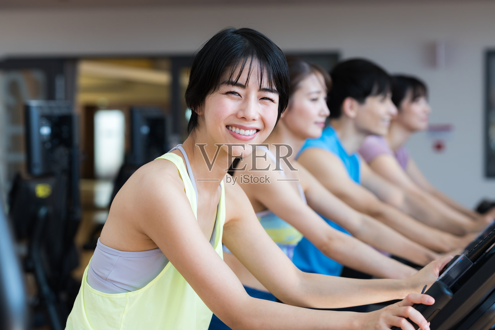 男女在健身房训练照片摄影图片