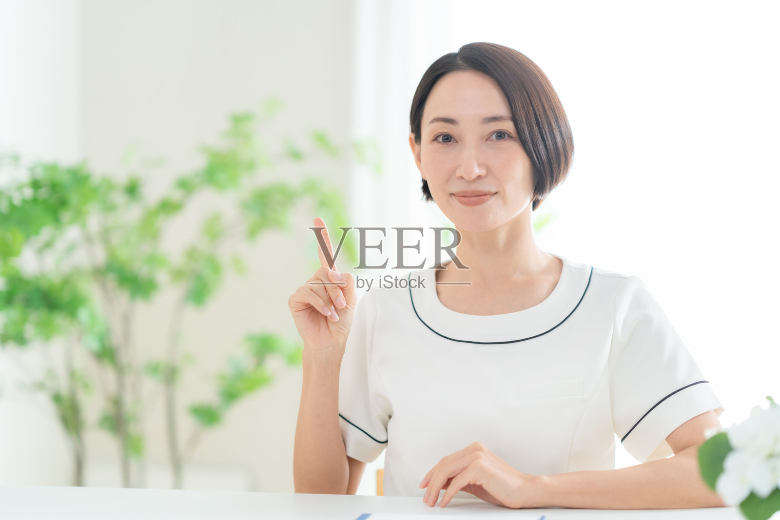 女性美容师进行咨询照片摄影图片