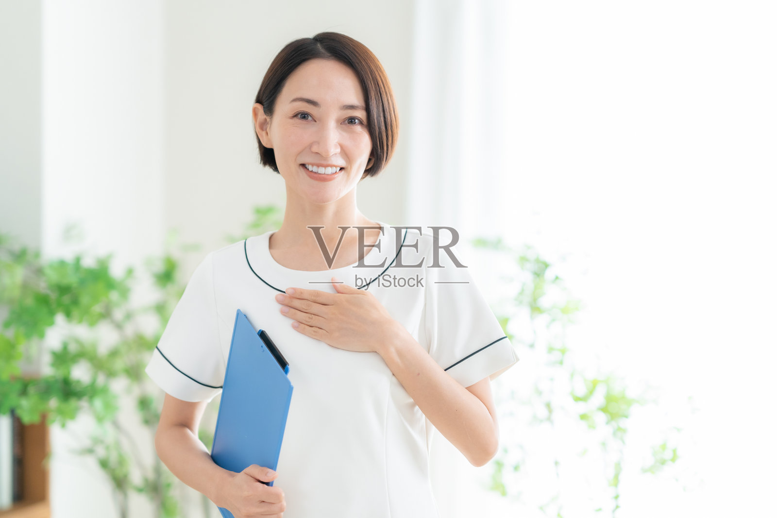 女性美容师提供咨询照片摄影图片