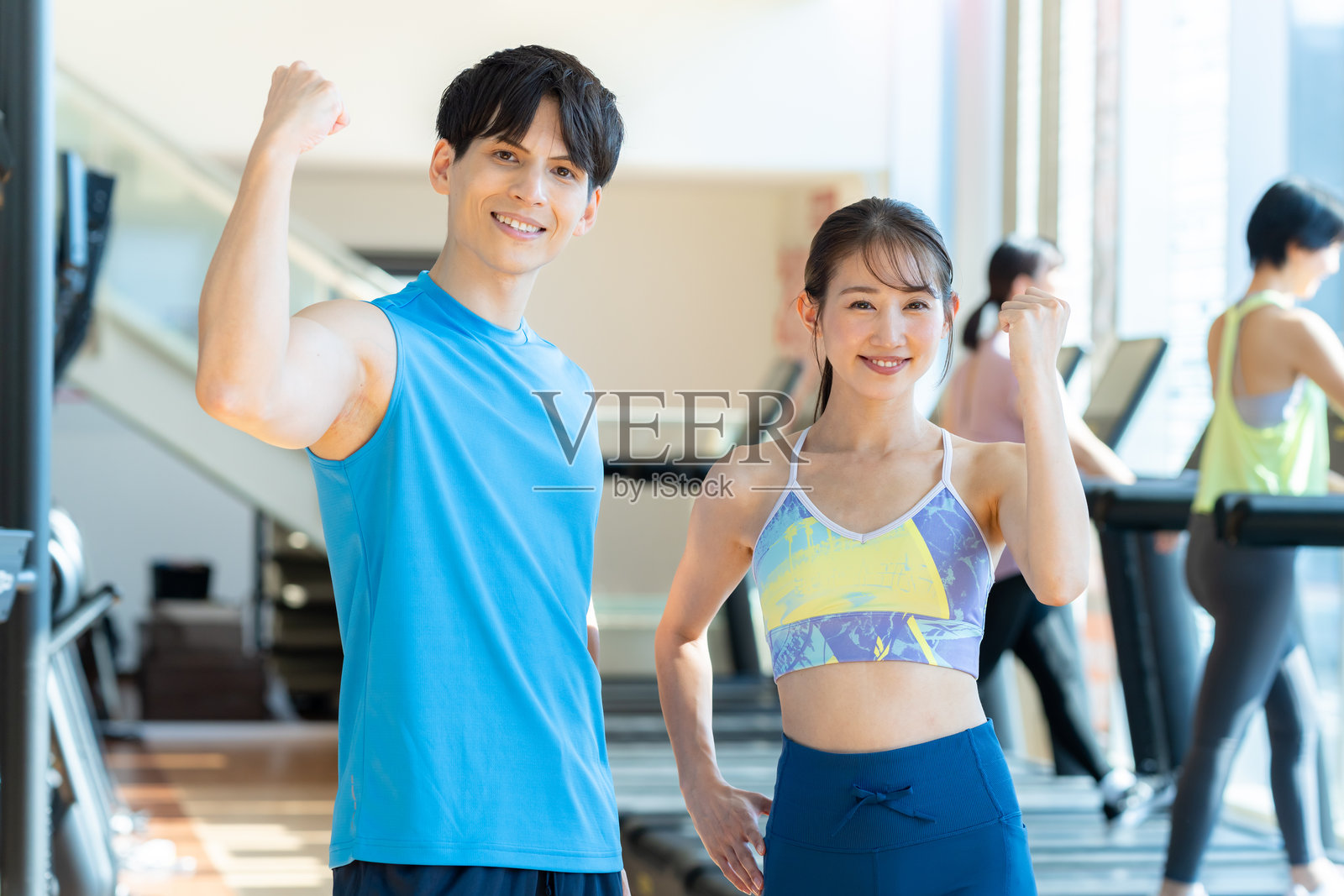 男女在健身房训练照片摄影图片