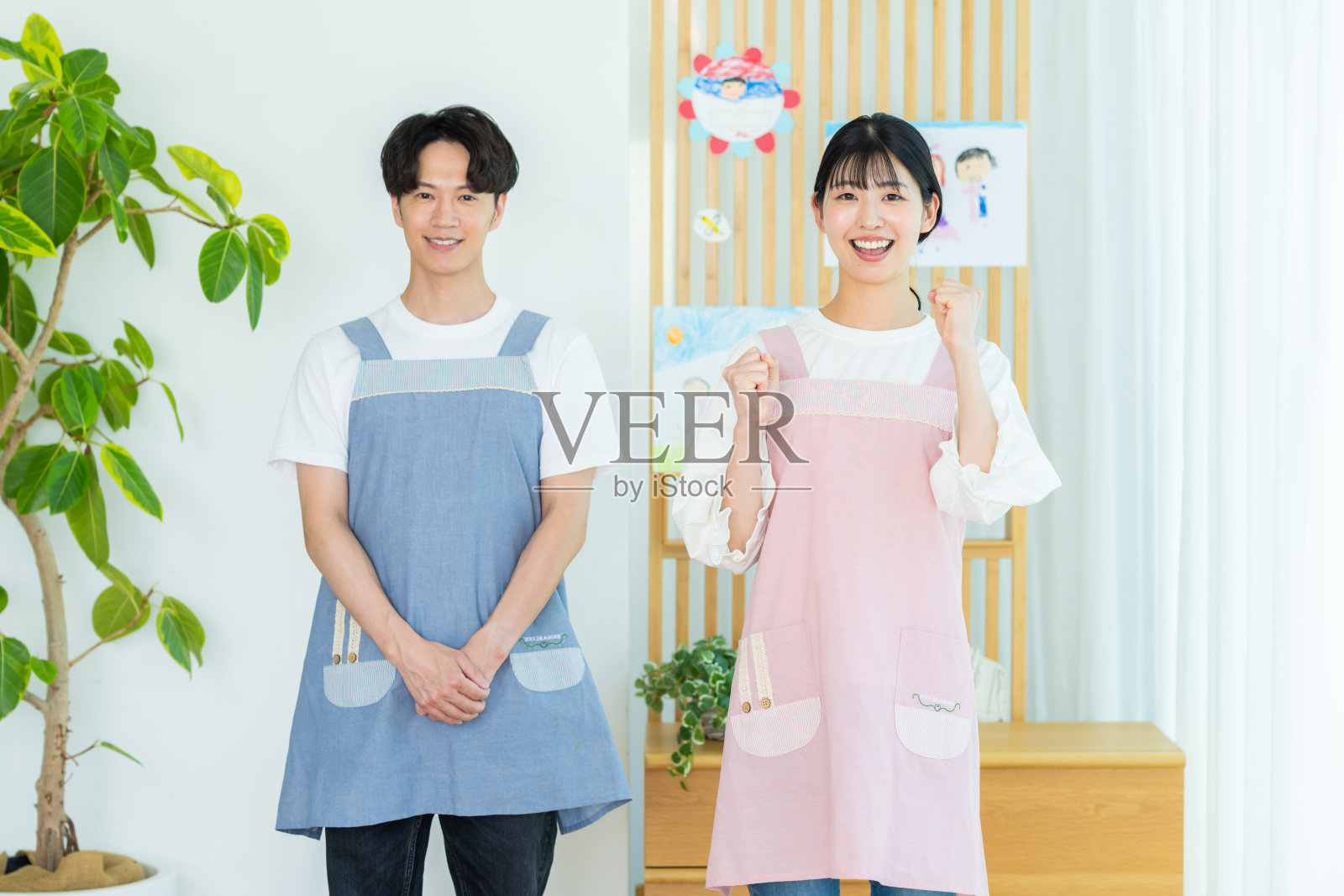 一位穿着围裙的工作人员照片摄影图片