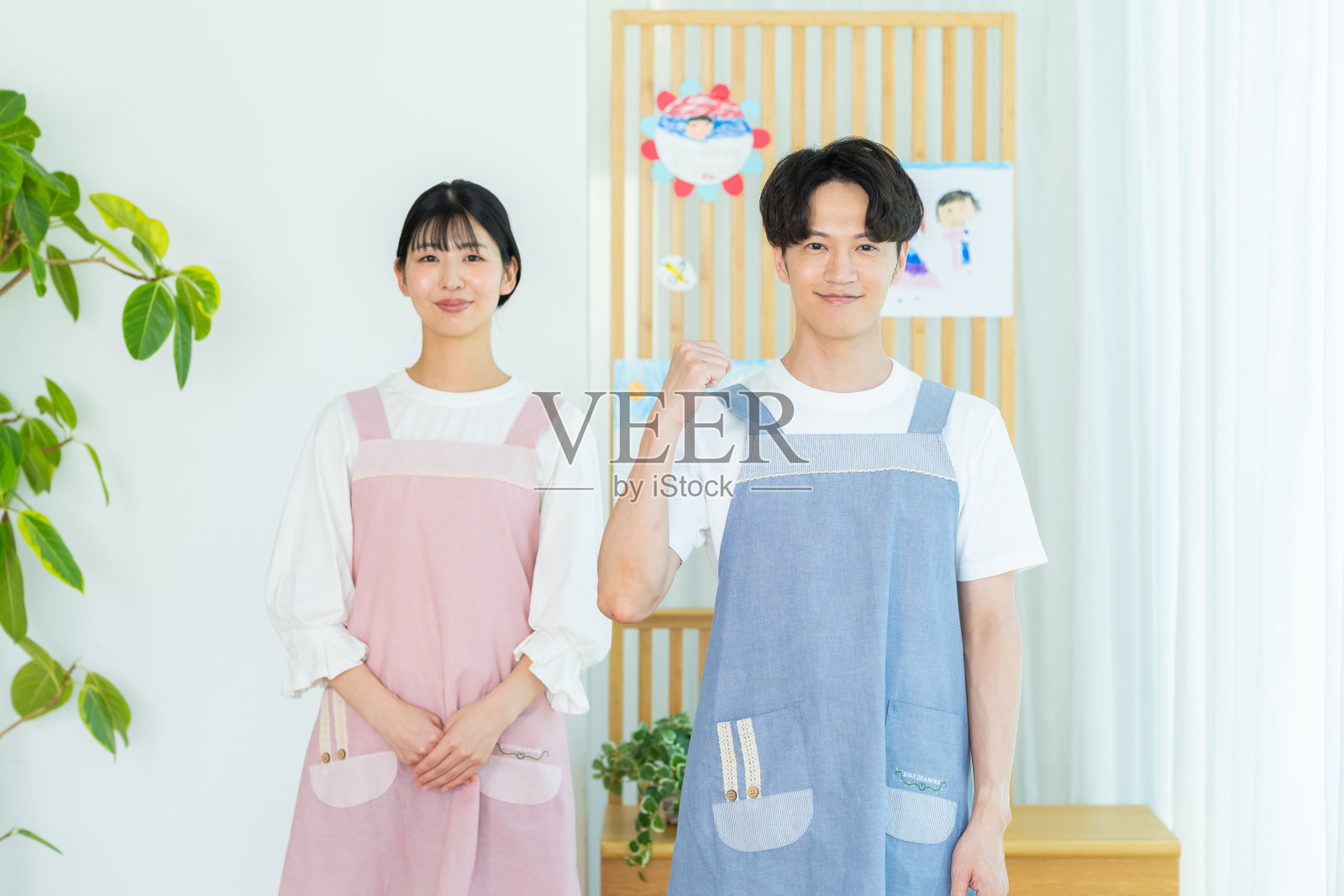 一位穿着围裙工作的人照片摄影图片