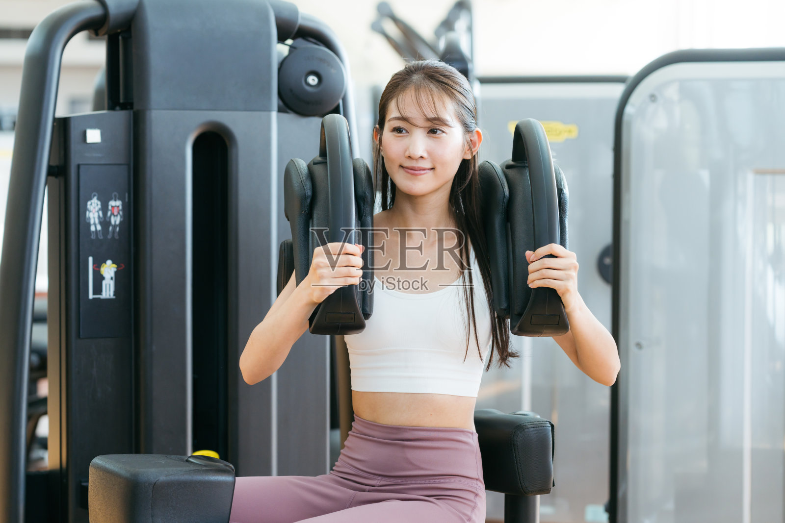 年轻女子在健身房训练照片摄影图片