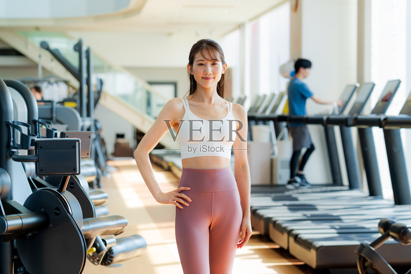 年轻女子在健身房训练照片摄影图片