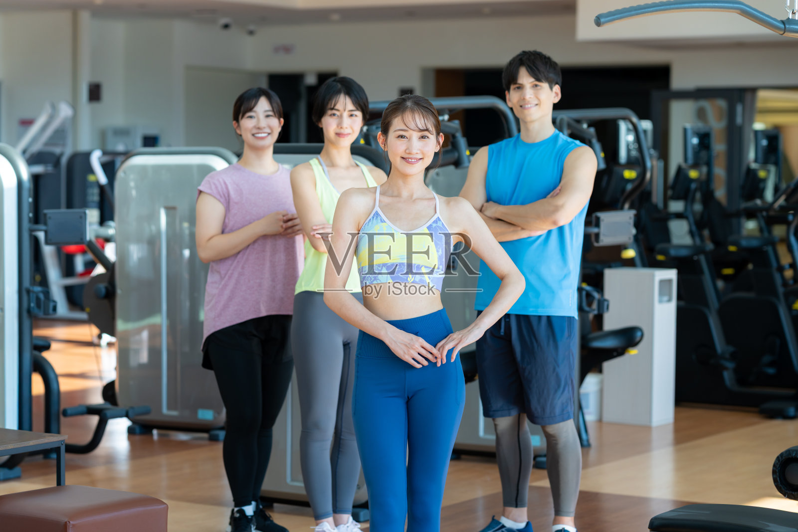 男女在健身房训练照片摄影图片