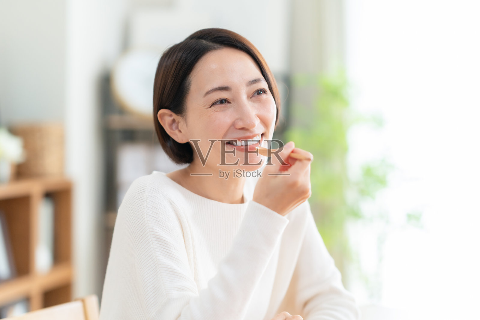 中年女子在客厅用餐照片摄影图片