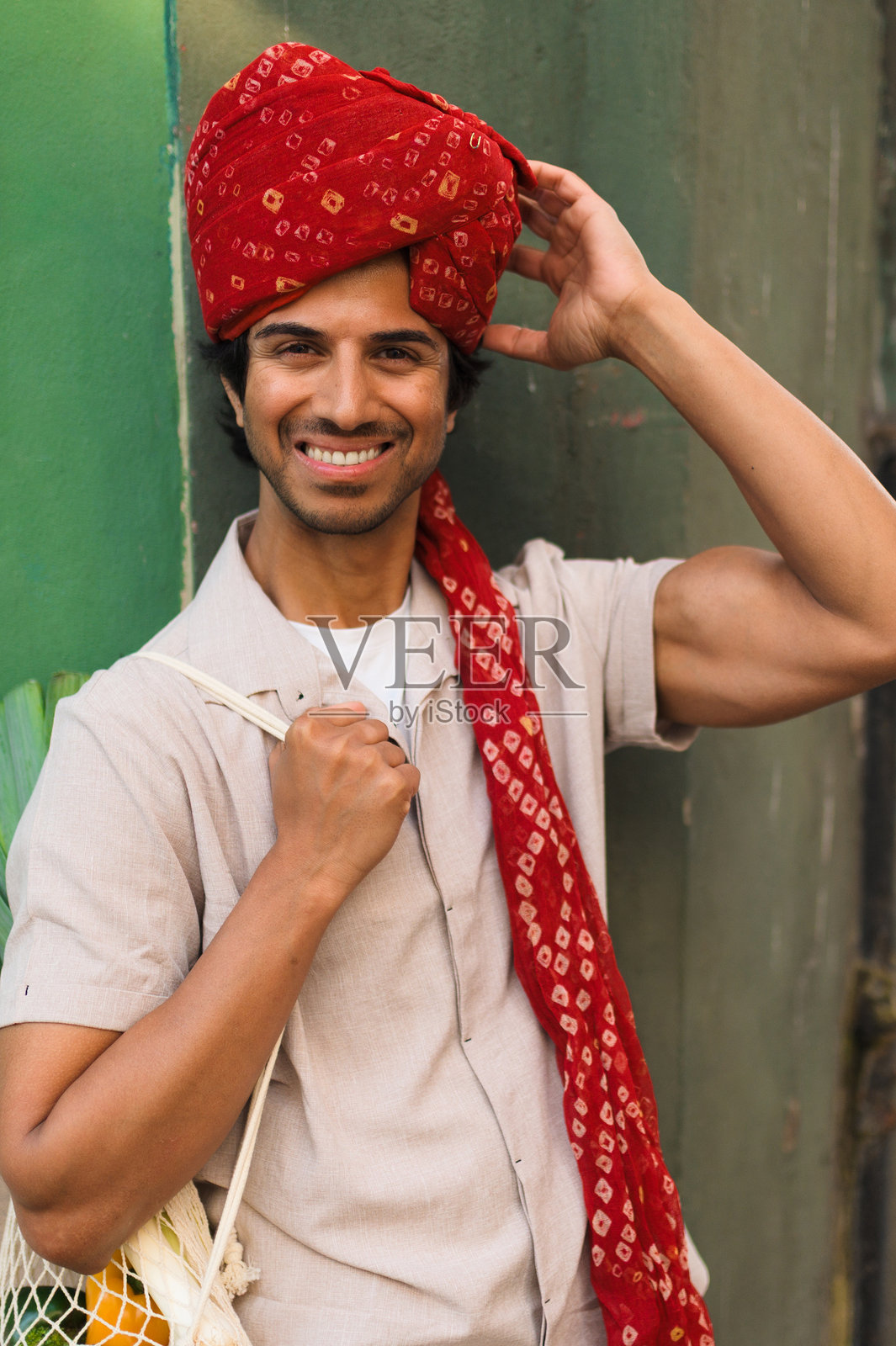 印度男子微笑着使用可重复使用的购物袋照片摄影图片