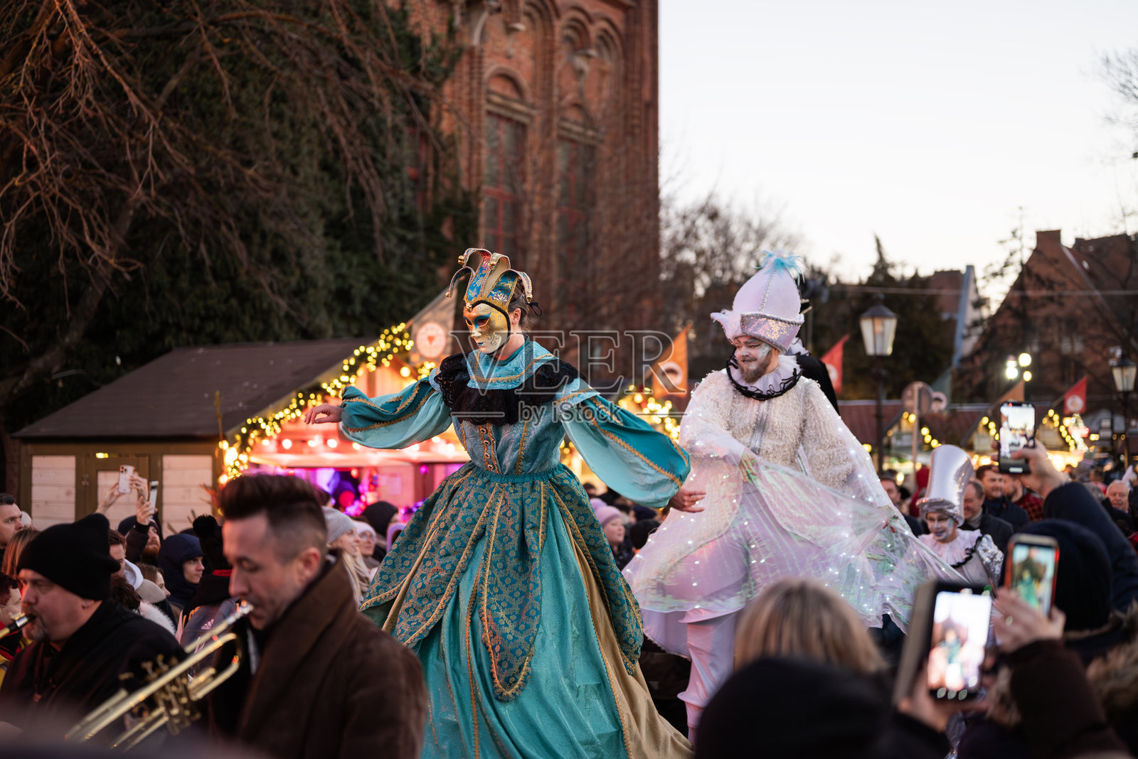 圣诞集市音乐会,演员们扮演着滑稽的小丑照片摄影图片
