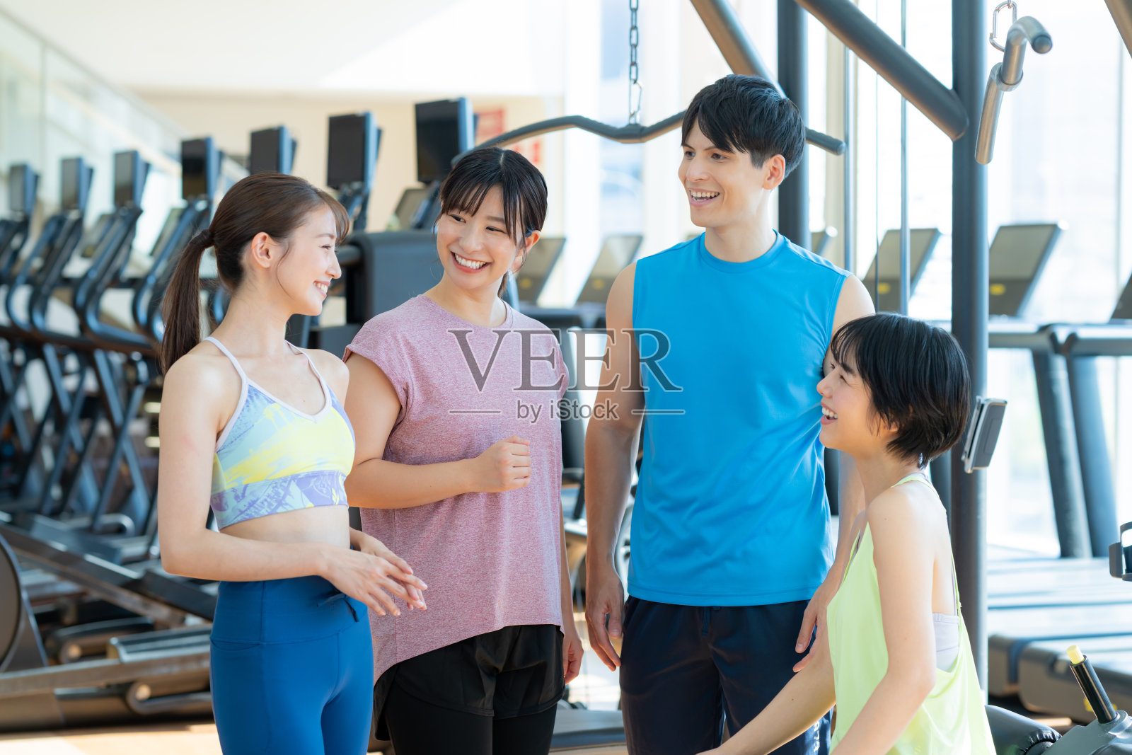 男女在健身房训练照片摄影图片