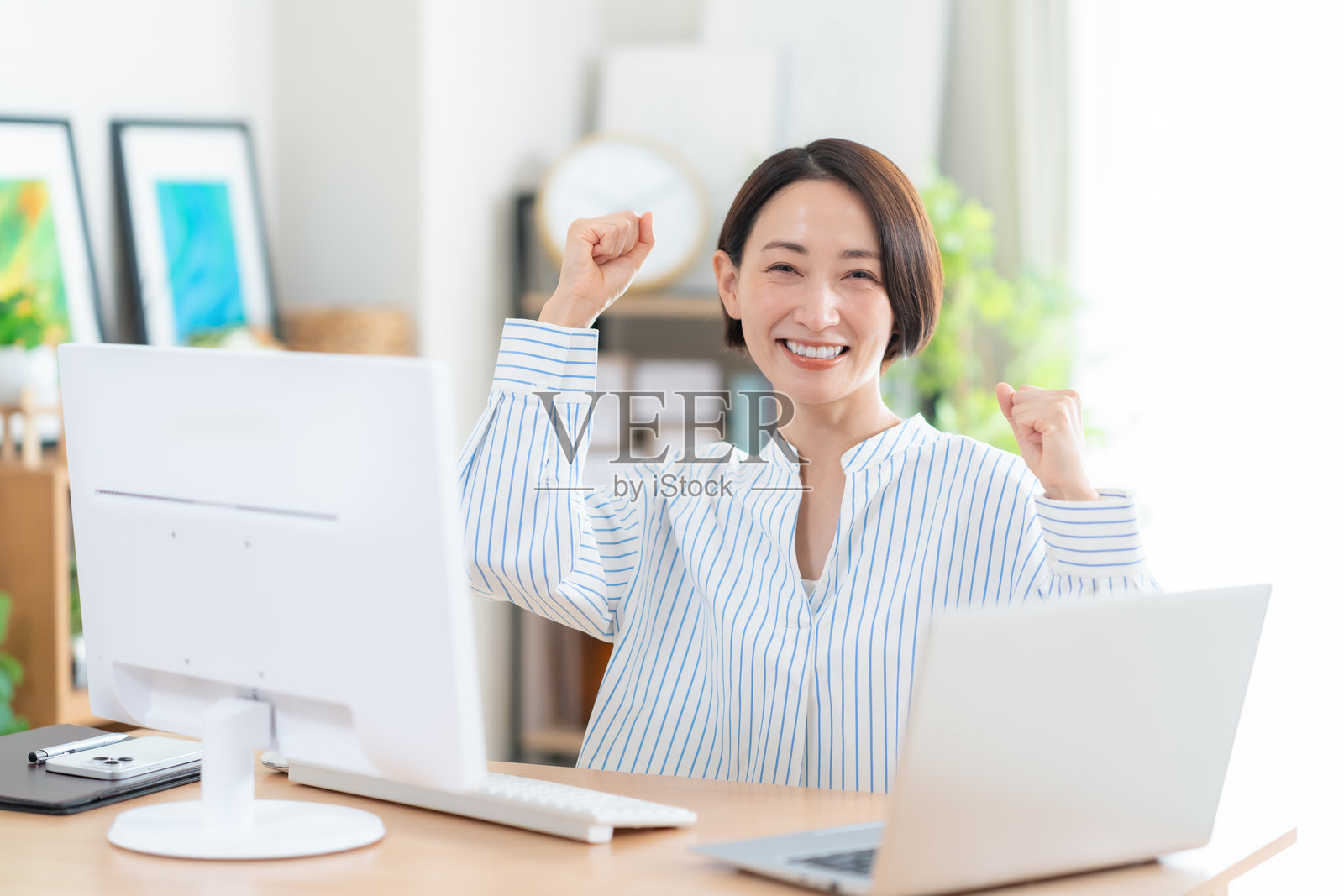 一位中年女性在客厅远程办公照片摄影图片