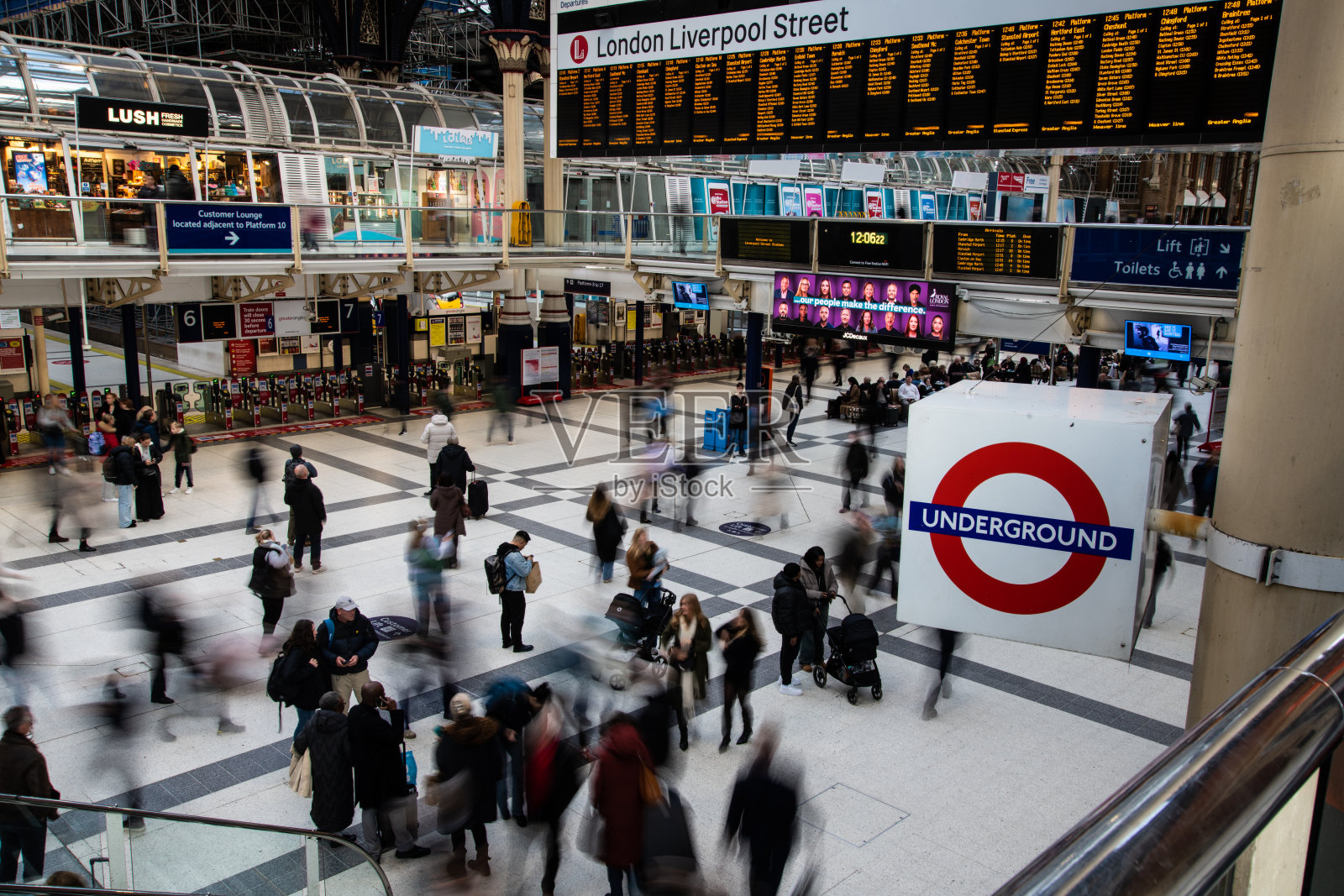 利物浦街车站,伦敦,熙熙攘攘的通勤者在繁忙的大厅里照片摄影图片