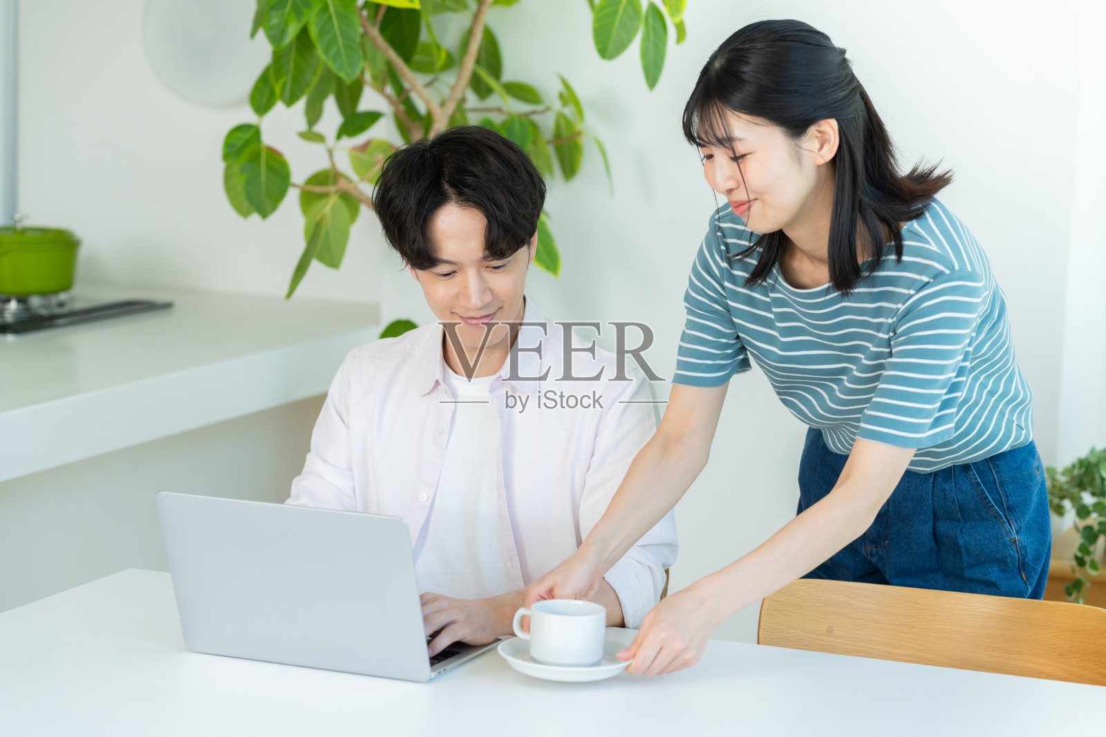 情侣在客厅看着电脑照片摄影图片