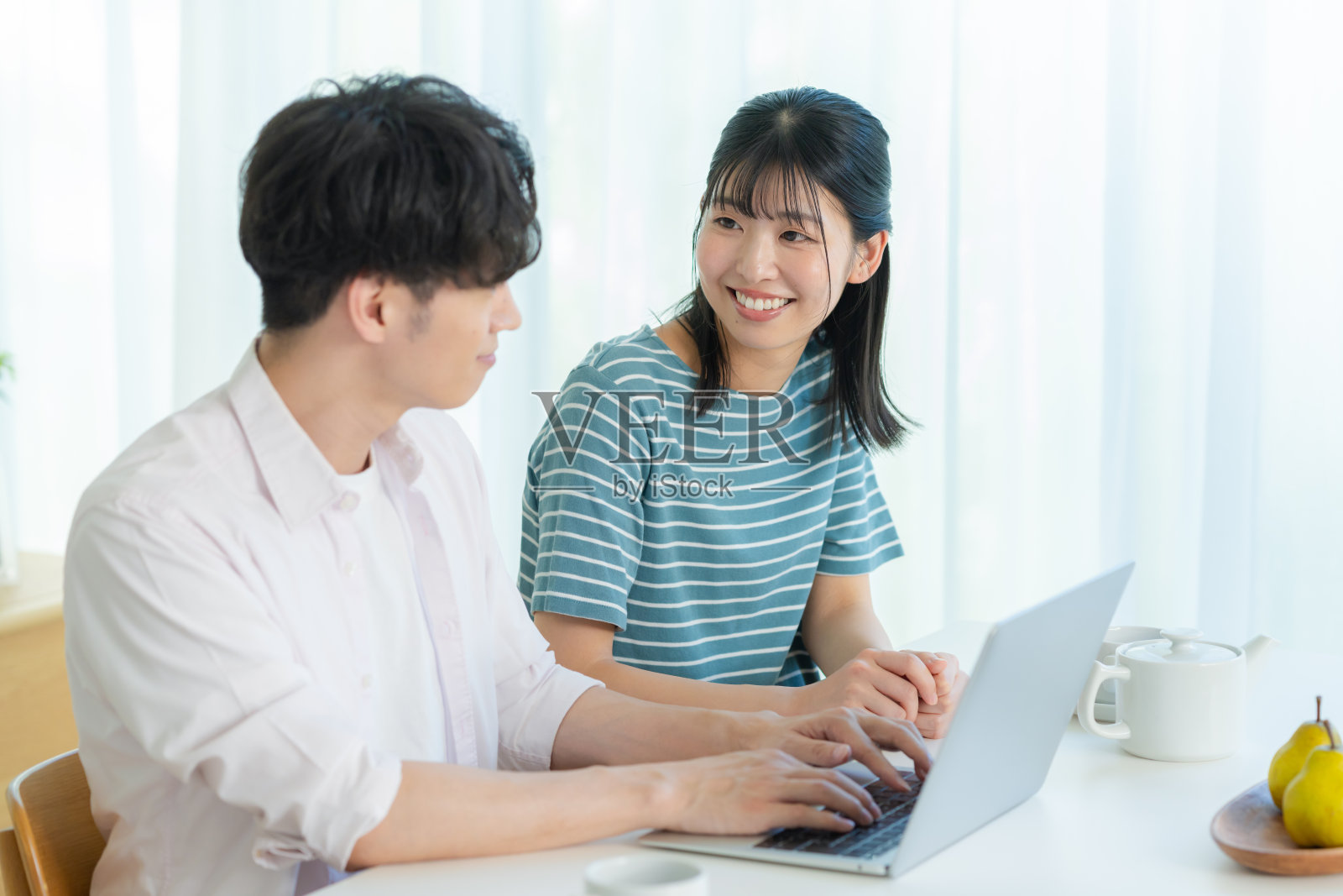 情侣在客厅里看着电脑照片摄影图片