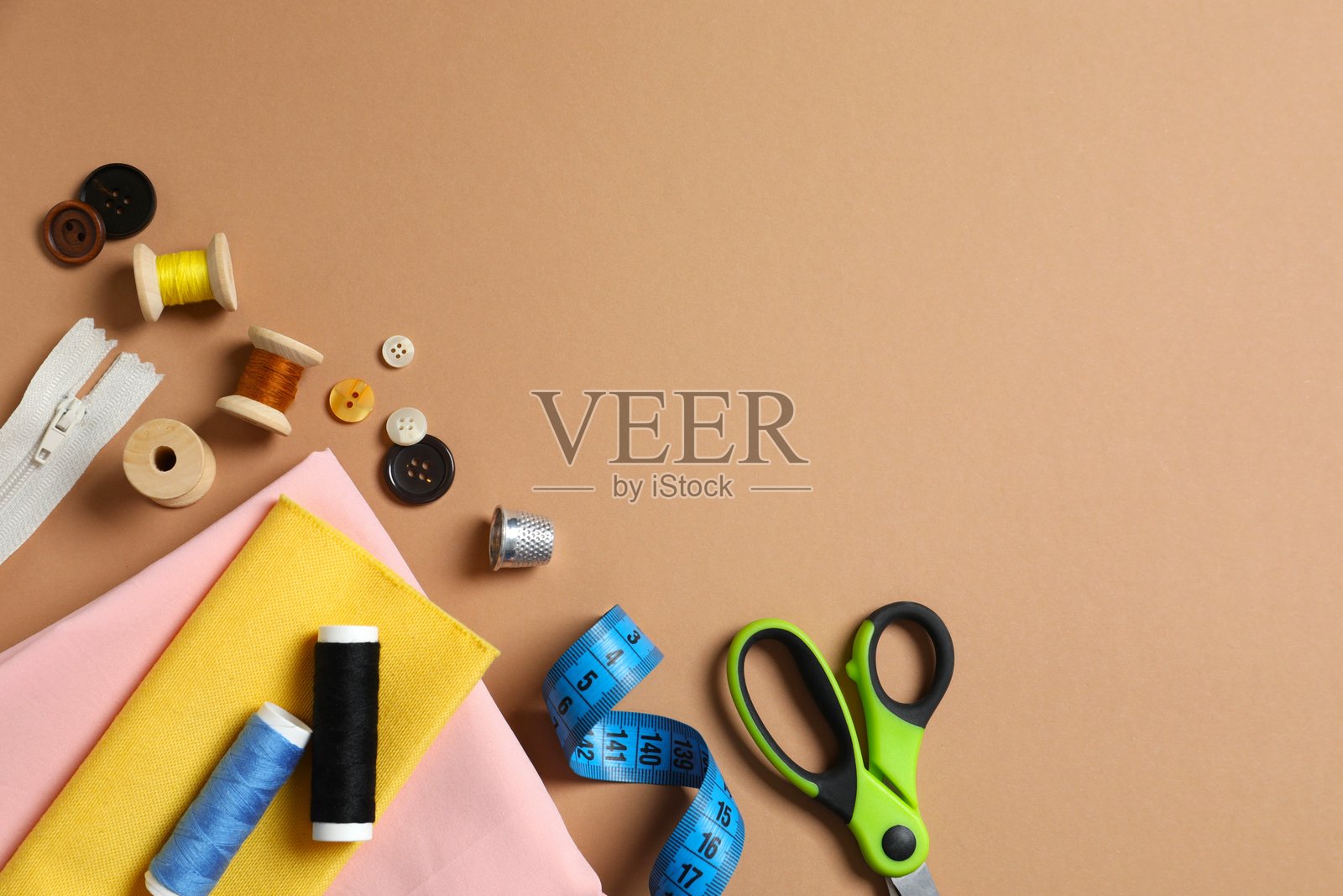 Flat lay composition with different sewing supplies on color background照片摄影图片