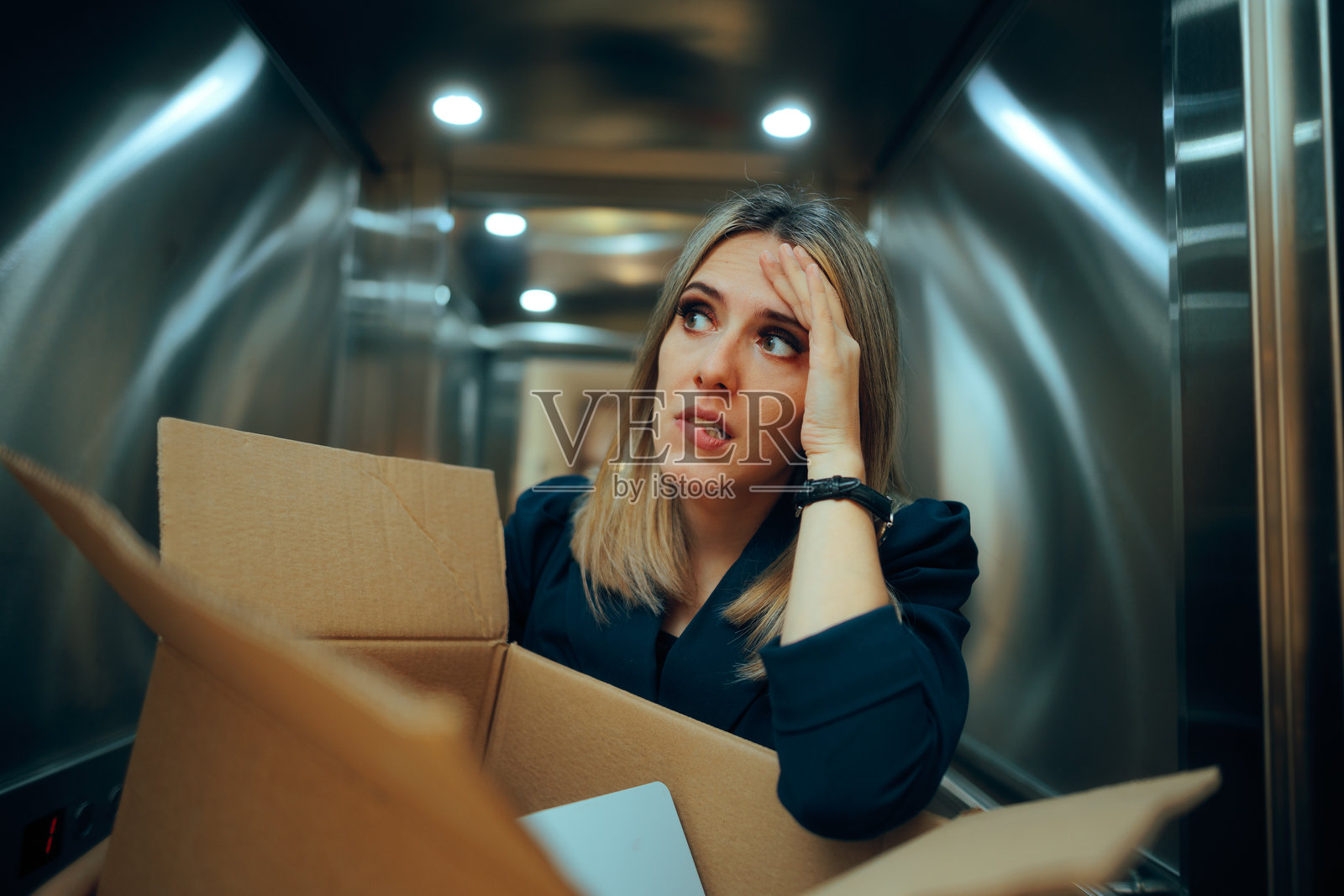 被解雇的失业工人，对找工作感到焦虑照片摄影图片