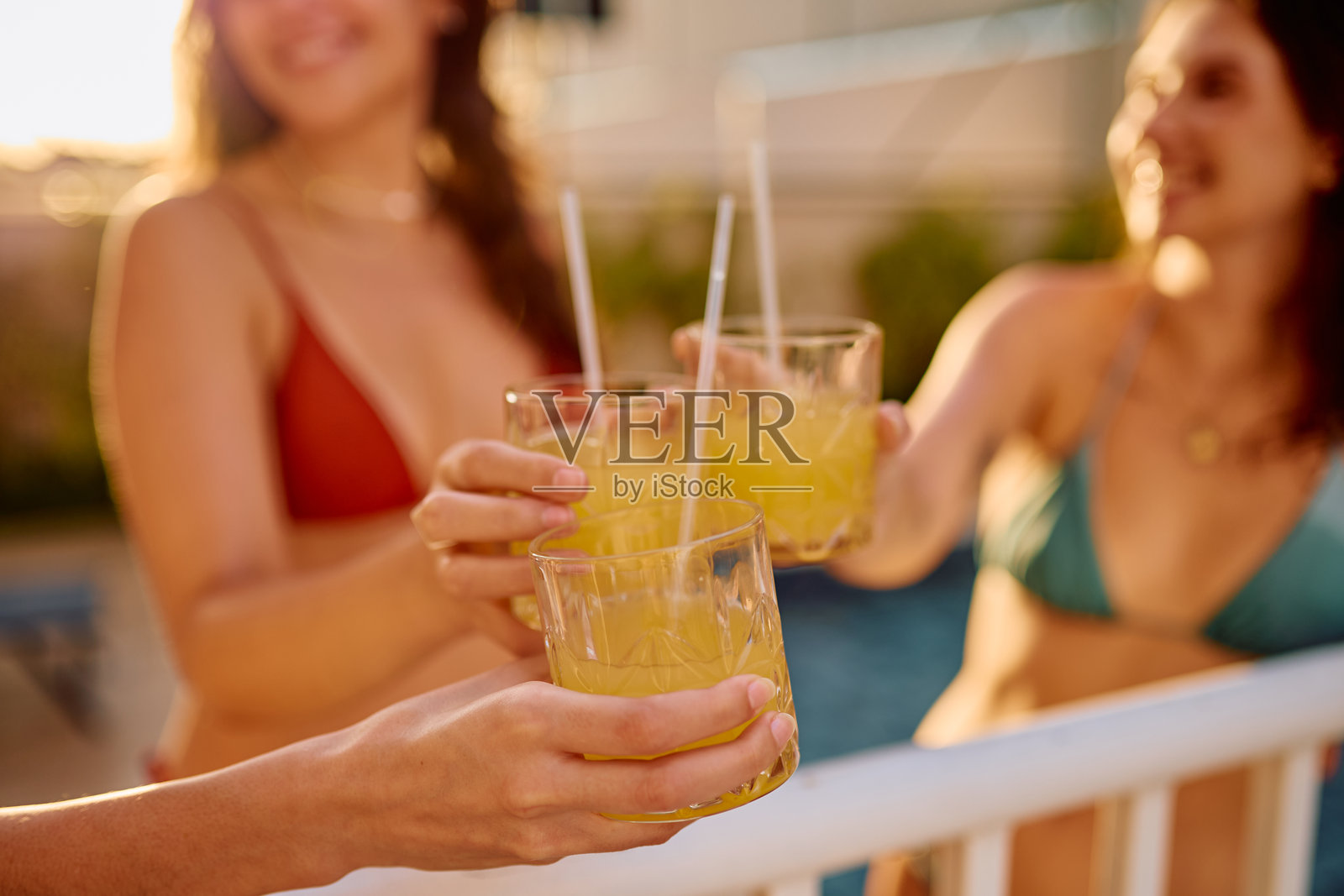 朋友们在泳池边的夏日派对上举杯庆祝照片摄影图片