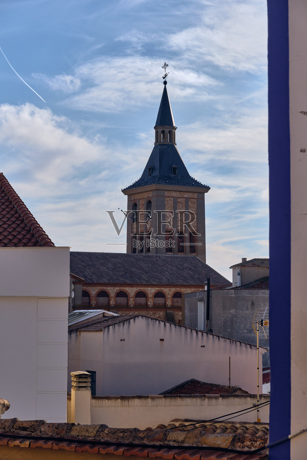 西班牙拉曼恰地区坎波德克里普塔纳村教堂塔楼景观，堂吉诃德之路，西班牙建筑，旅游目的地，屋顶照片摄影图片