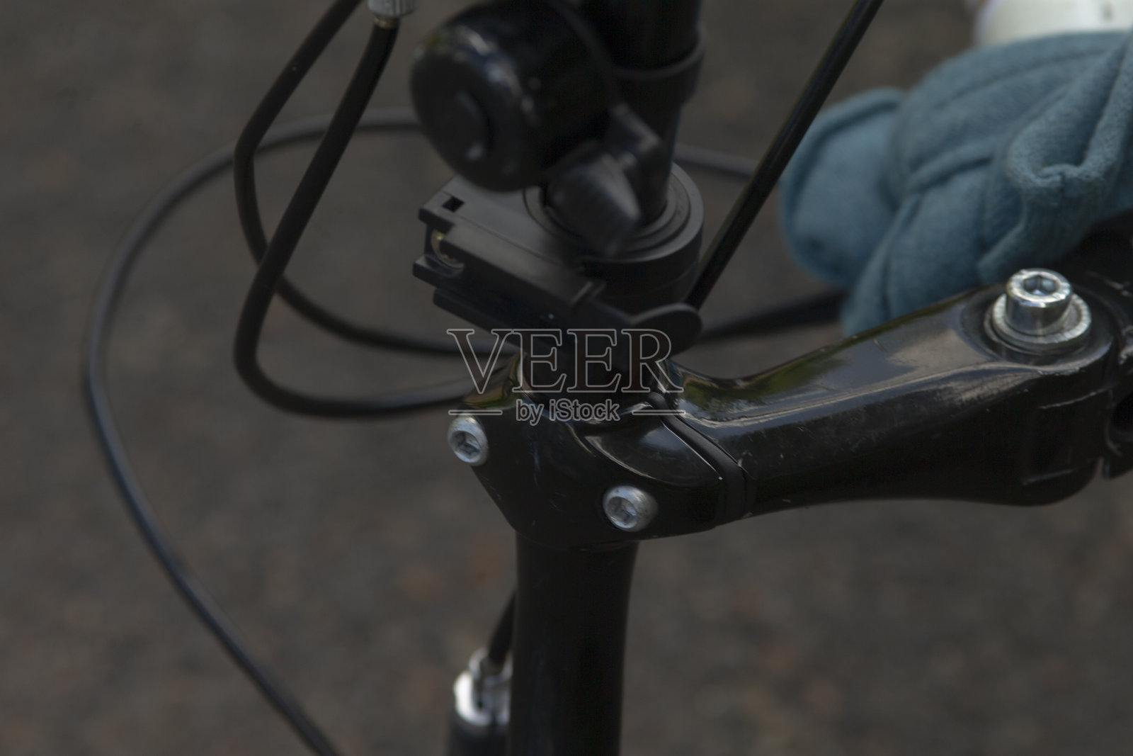 细节丰富的自行车车把，聚焦于带有配件和纹理的车把照片摄影图片