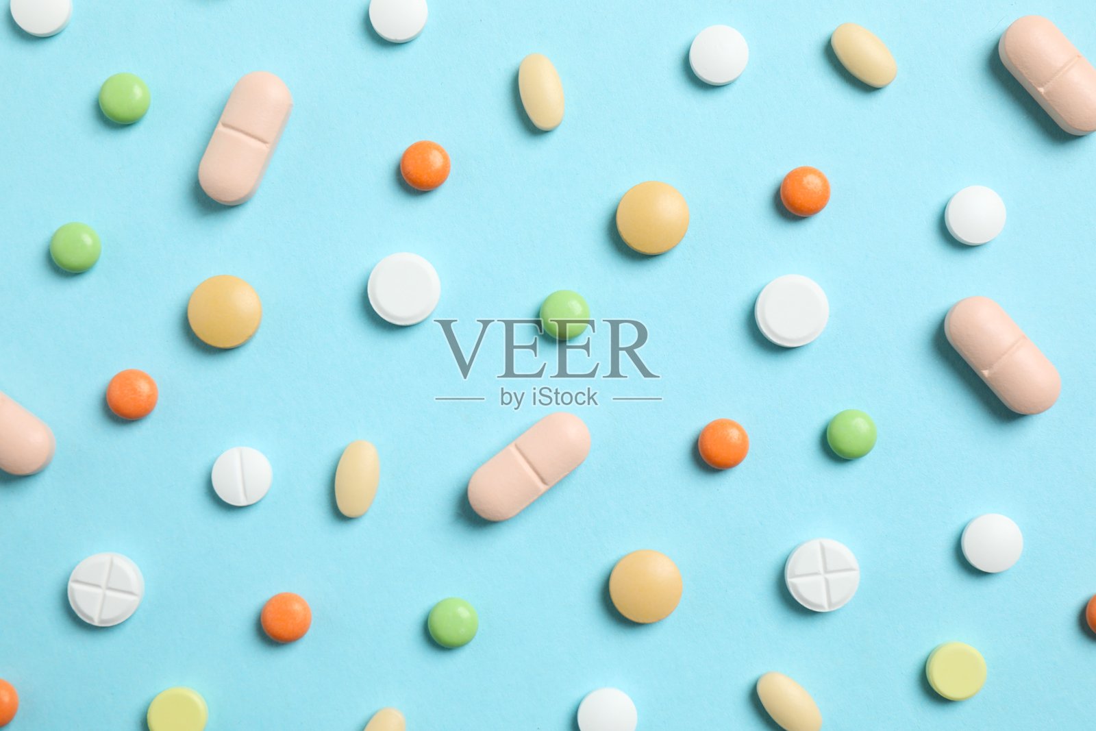 各种药丸，背景为蓝色照片摄影图片