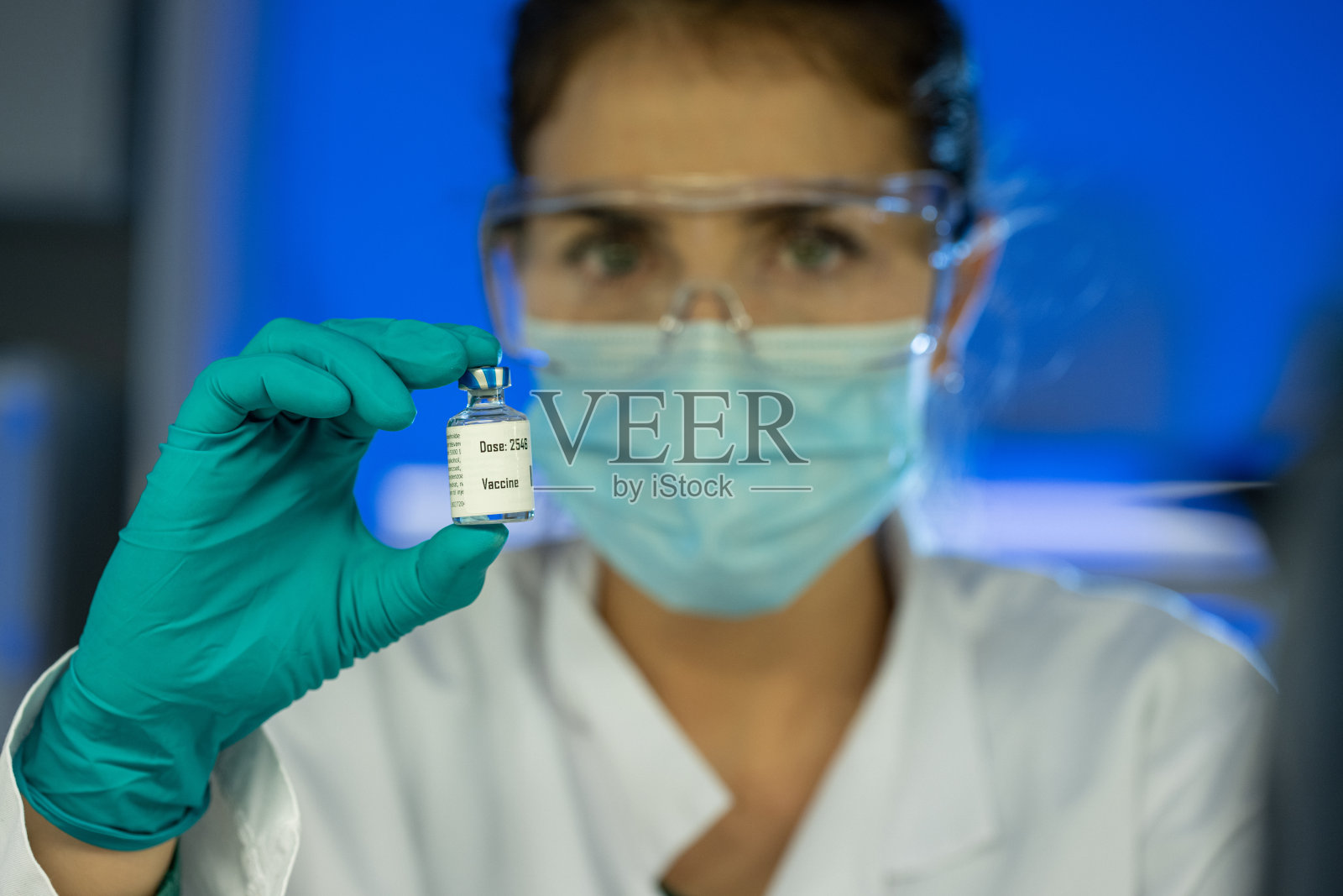 女医学研究员在实验室手持样本瓶照片摄影图片