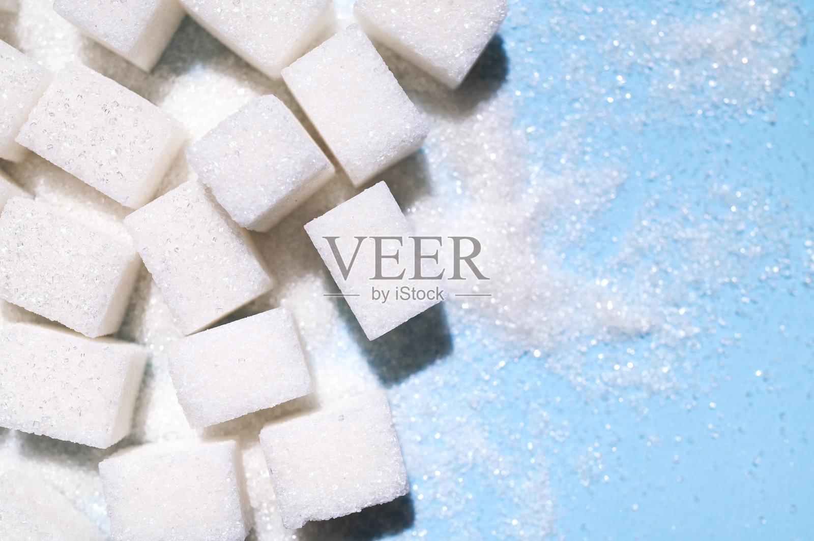 散落的白色精制方糖特写。食物背景，甜味，烹饪原料。糖瘾概念，不健康饮食照片摄影图片