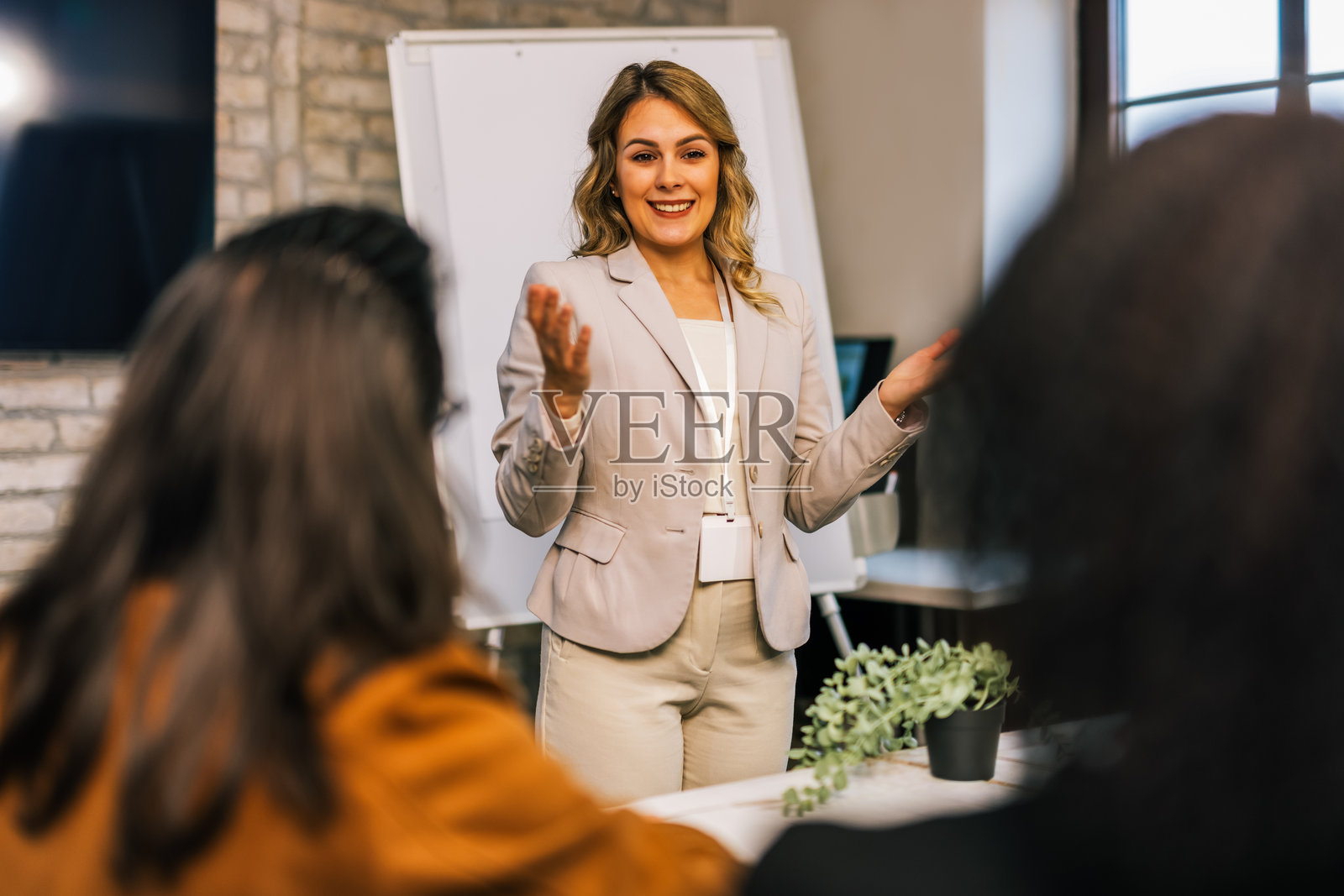 年轻的女商人正在办公室向同事们做演示照片摄影图片
