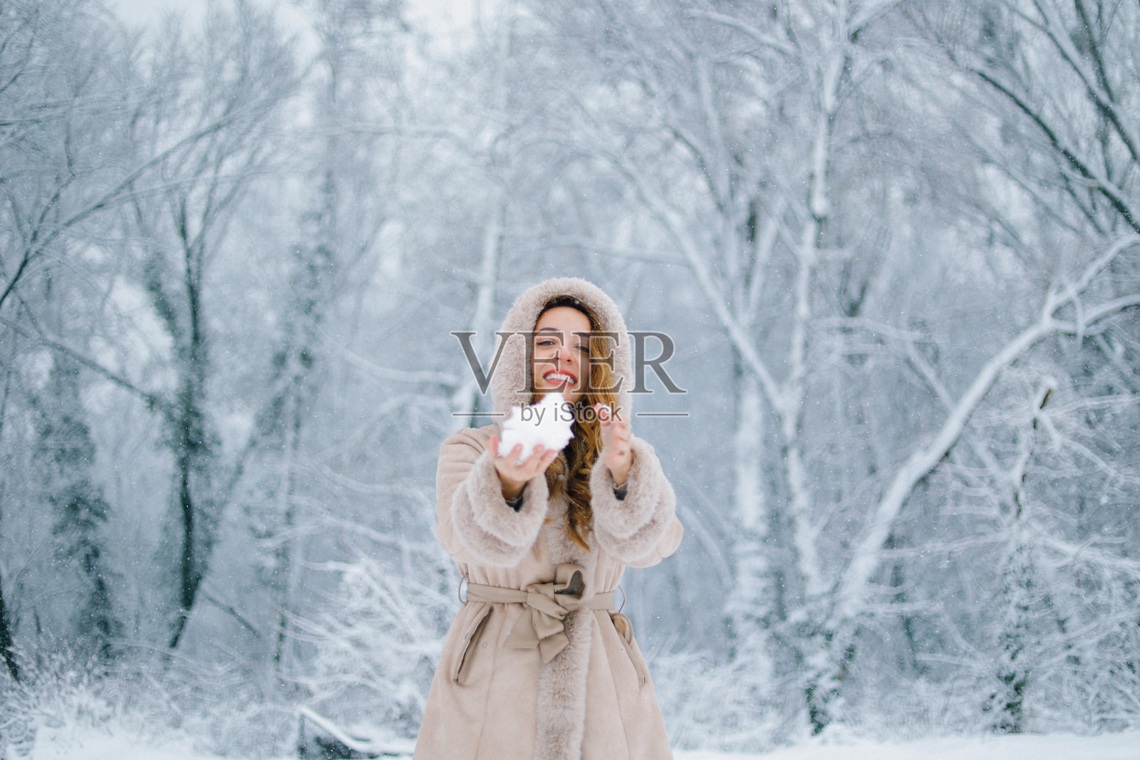 一位美丽的女子在冬日公园里开怀大笑，玩得很开心照片摄影图片
