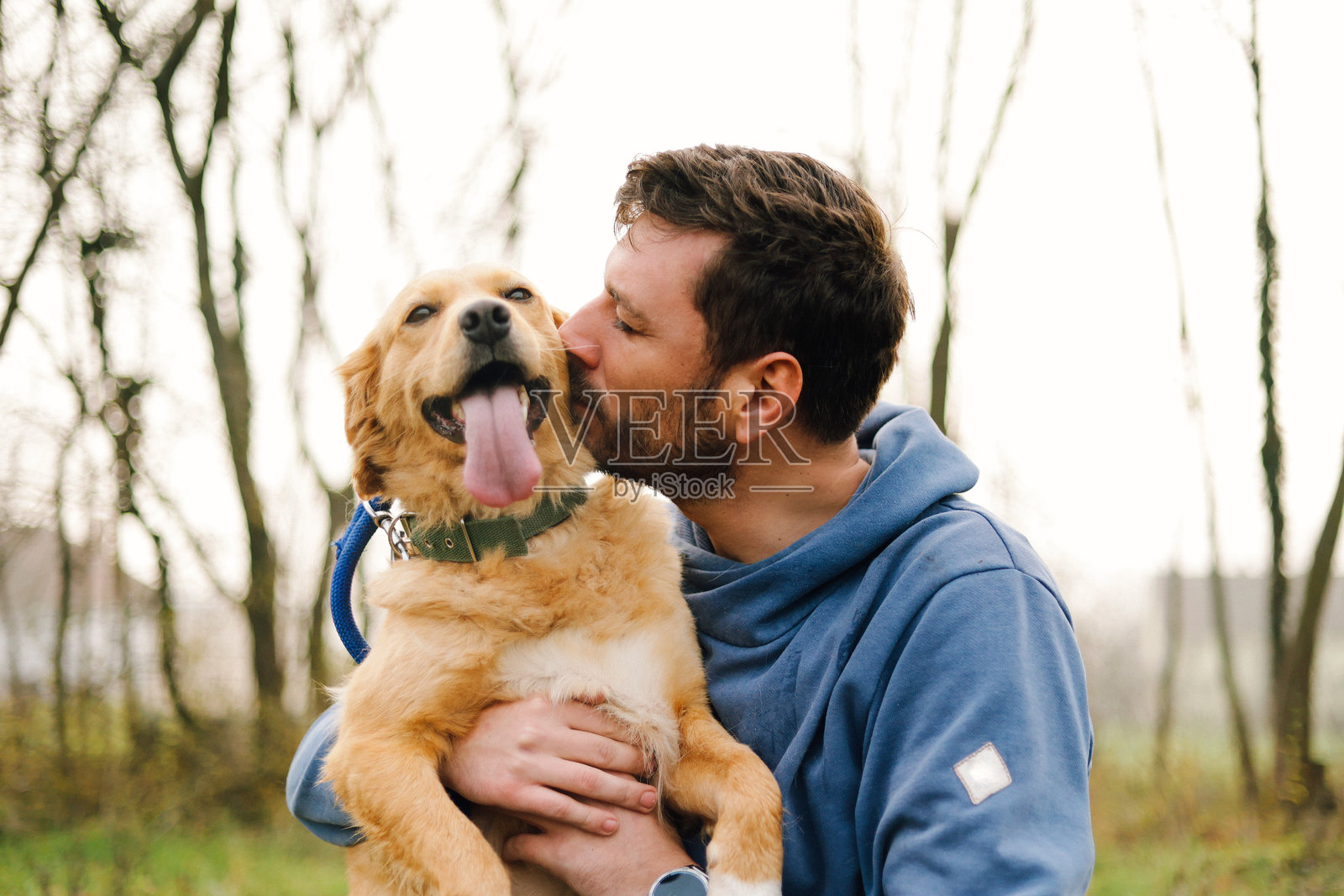 男子和他的狗，金毛寻回犬，大自然照片摄影图片