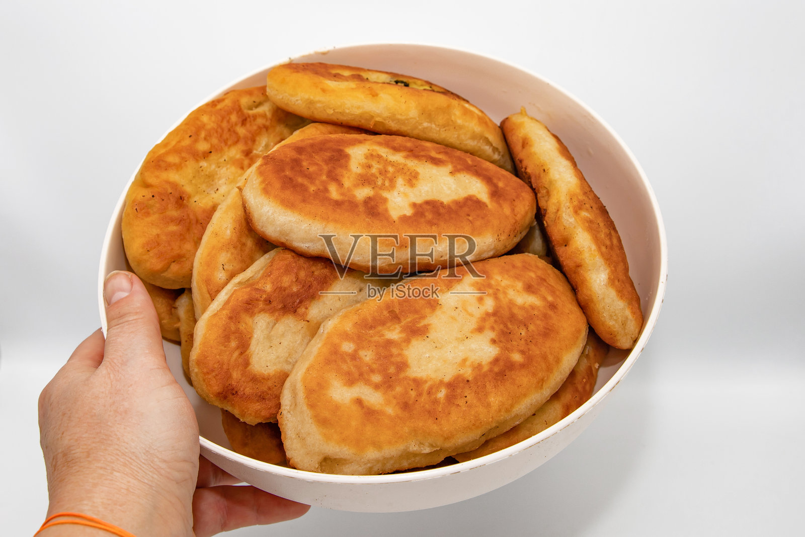 新鲜出炉的金黄色炸派盛放在碗中，展现出家常的舒适美食照片摄影图片