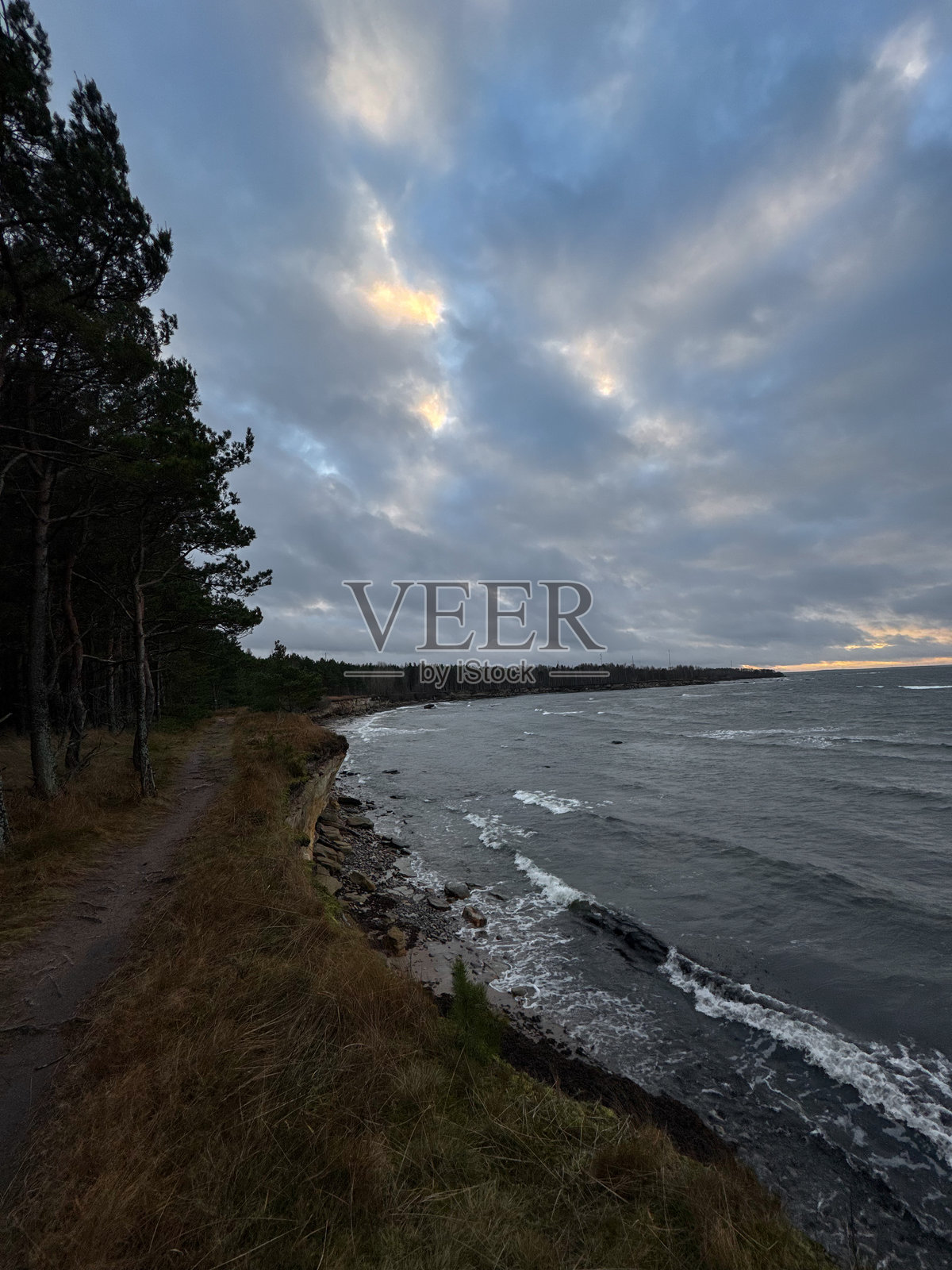 雾天的汹涌大海照片摄影图片