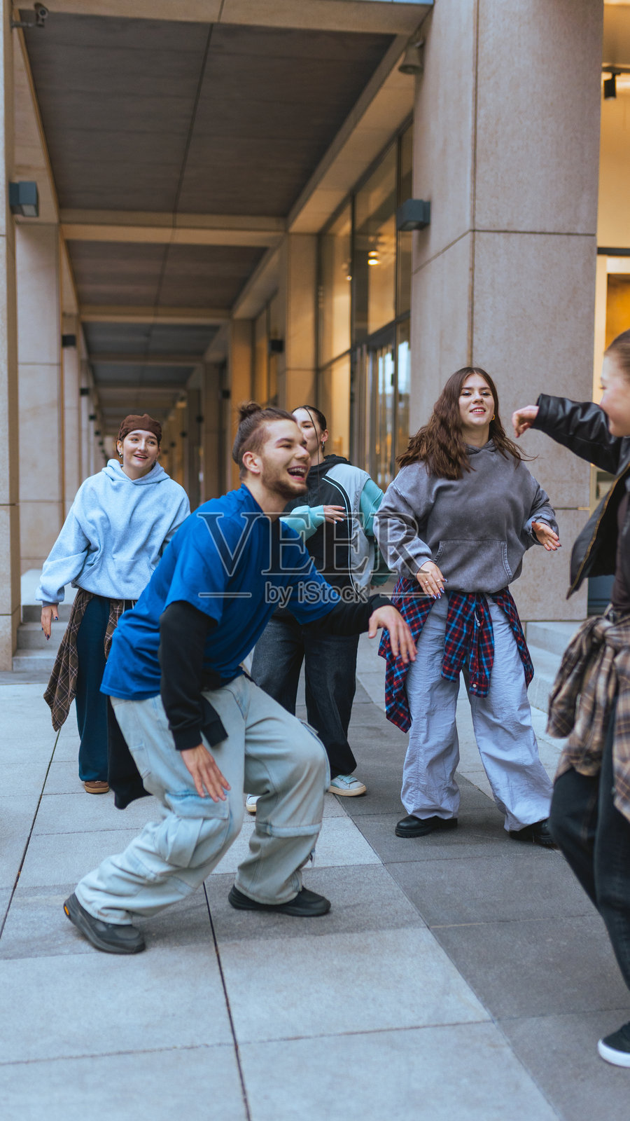 年轻的嘻哈舞者在现代办公楼附近一起练习。照片摄影图片