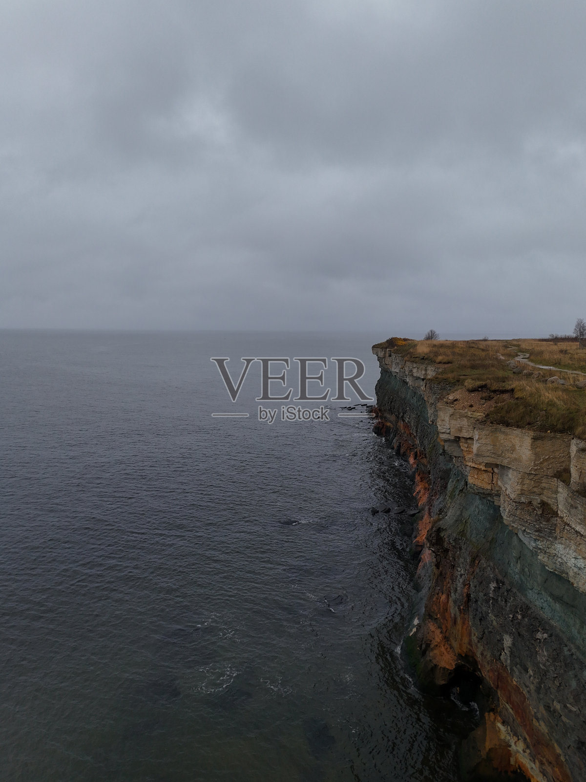 雾中的岩石悬崖照片摄影图片