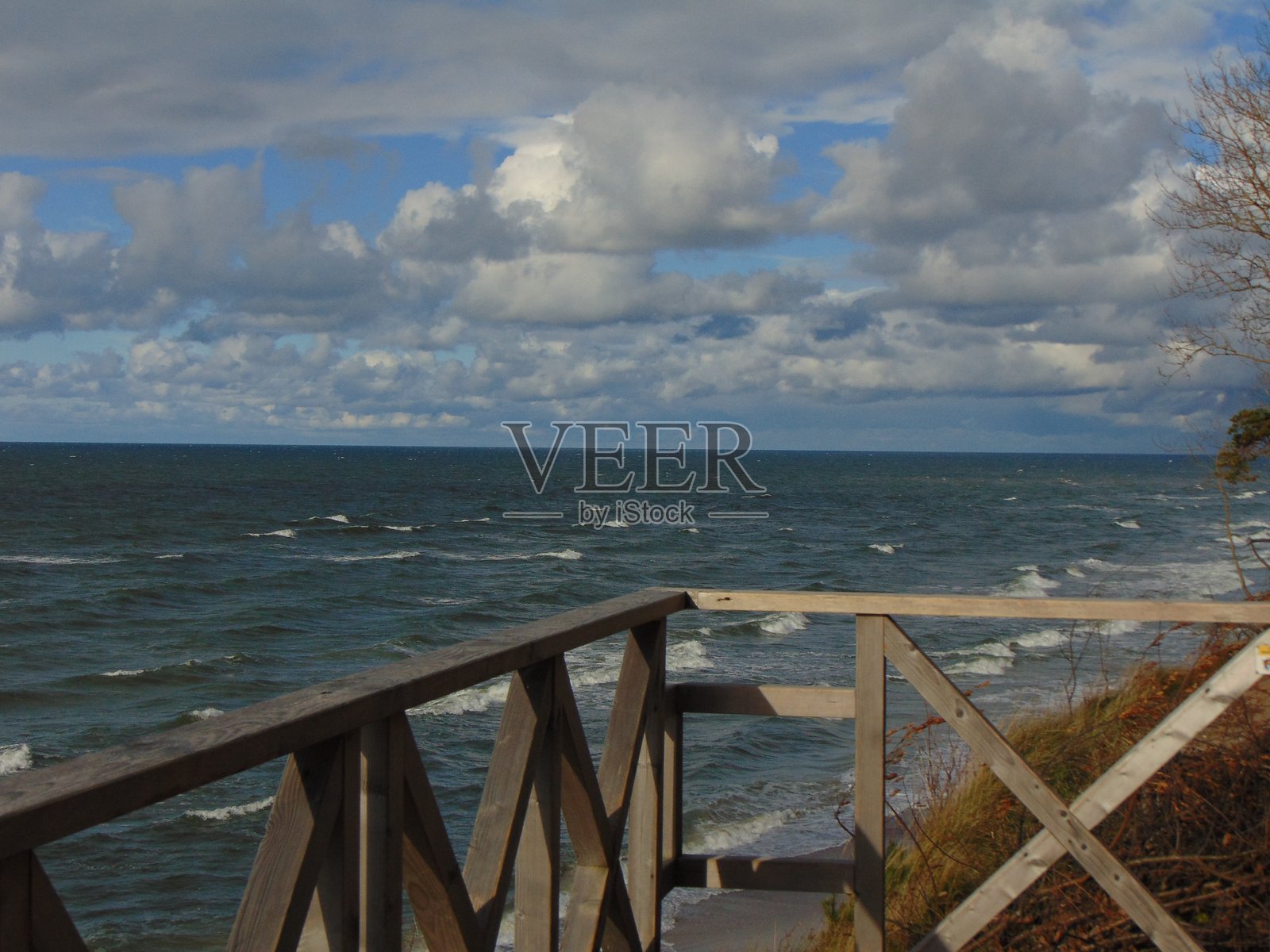 阴天下的波罗的海海景，从观景点拍摄照片摄影图片