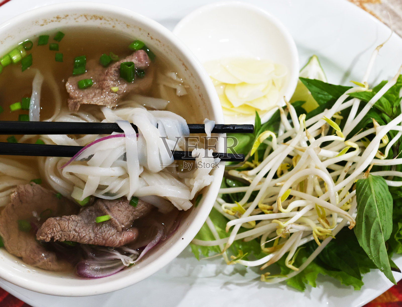 传统越南牛肉河粉配豆芽照片摄影图片