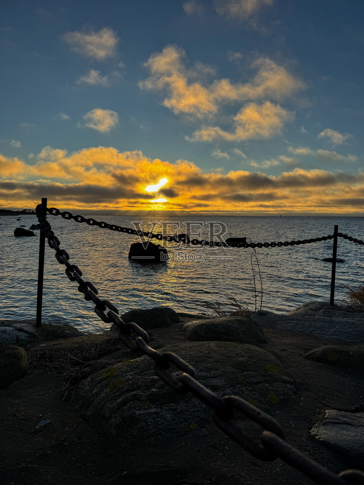 日落时分波涛汹涌的大海照片摄影图片